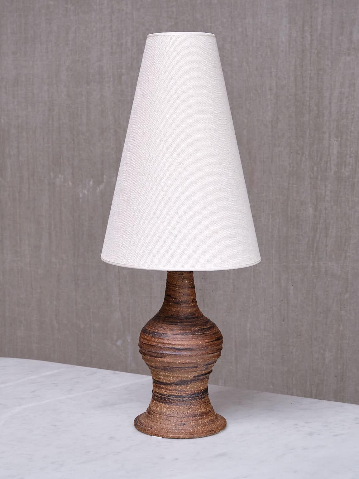 Poterie Lampe de table en faïence texturée Brown, Tungelsta, Suède, années 1960 en vente