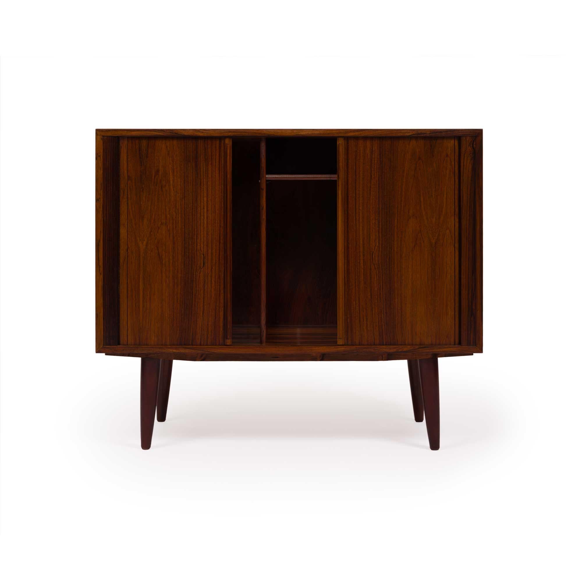 Kai Kristiansen est un célèbre designer de meubles danois, célébré pour sa contribution au mouvement moderne du milieu du siècle. Né en 1929, il a commencé sa carrière comme ébéniste et s'est ensuite formé à la prestigieuse Académie royale danoise