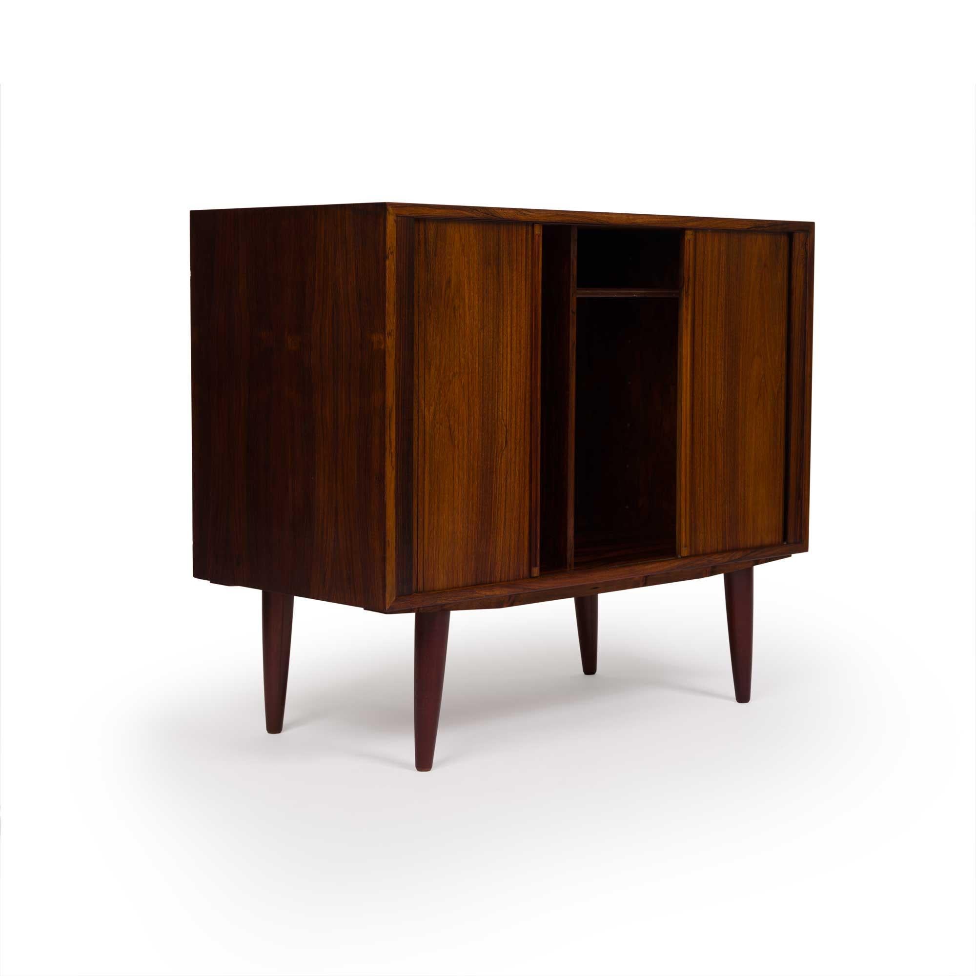 20ième siècle Kai Kristensen Rosewood Tambour Door Cabinet Sideboard / Media Cabinet en vente