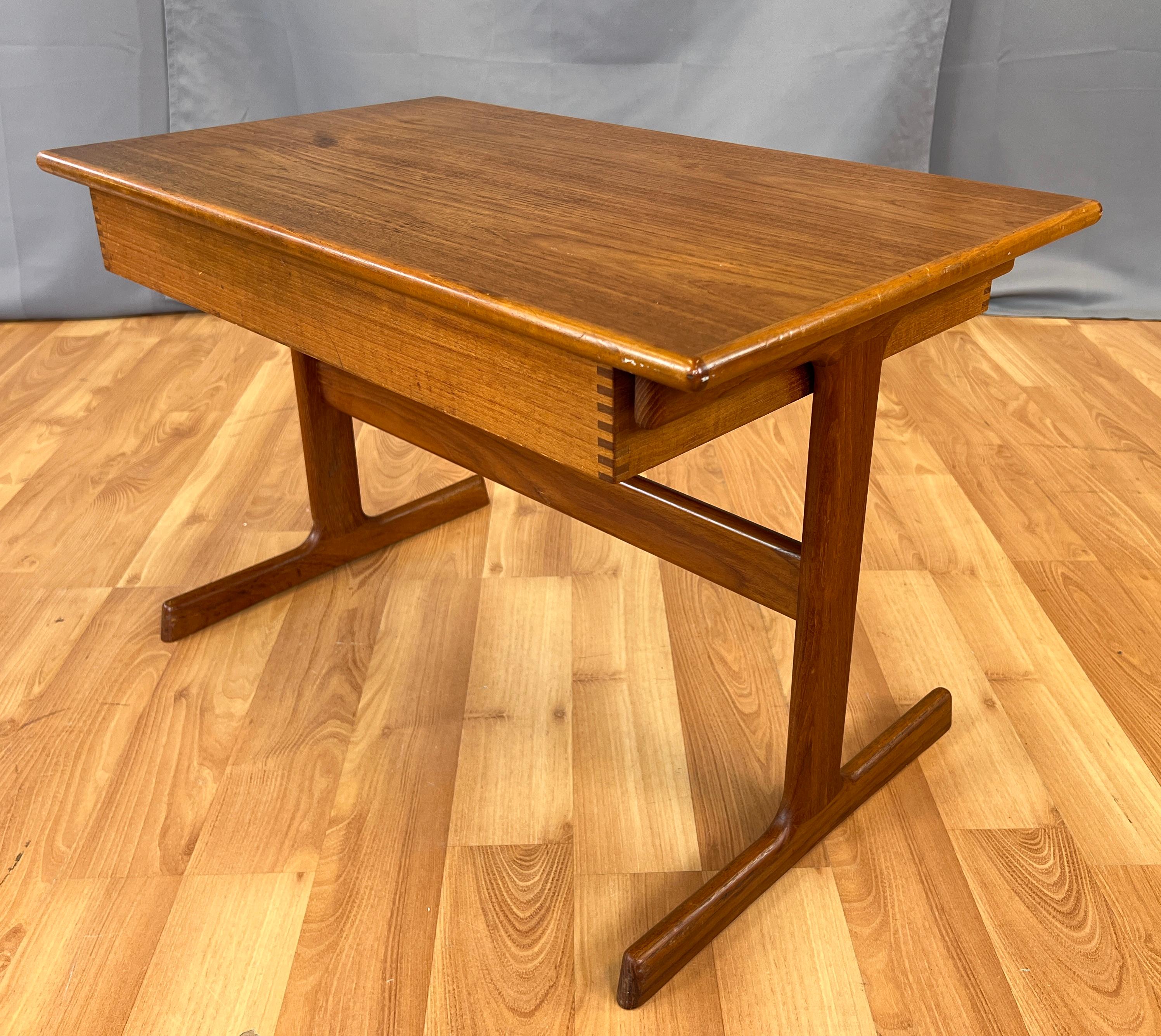 A Kai Kristensen designed Teak side table or night stand, with a drawer. Made in Denmark.
Pair of solid teak leg, in between a rectangular teak table top and underneath a small drawer.
Nice dovetail joints of the drawer, nice lines over all
