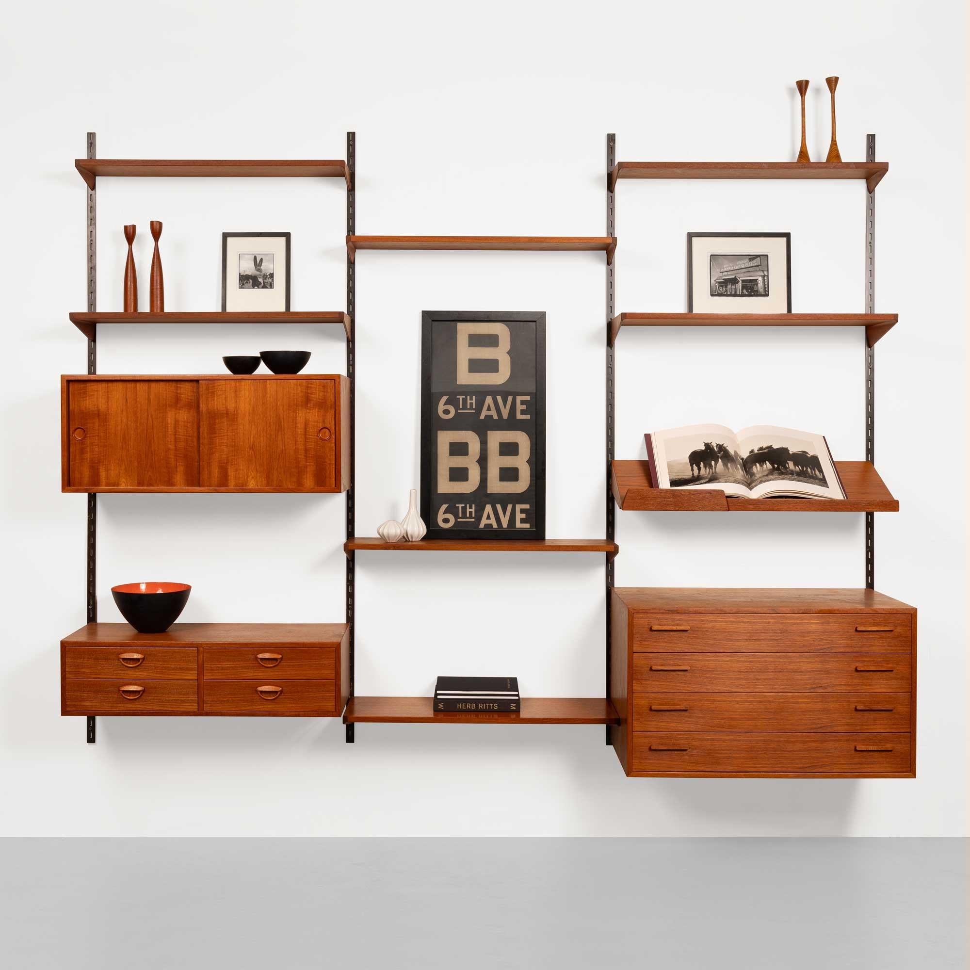 Le système mural de Kai Kristiansen pour FM Møbelafabrik est une étagère modulaire et un système de stockage qui illustre la polyvalence et l'élégance du design moderne danois. Développé dans les années 1950 et 1960, ce système reflète l'engagement