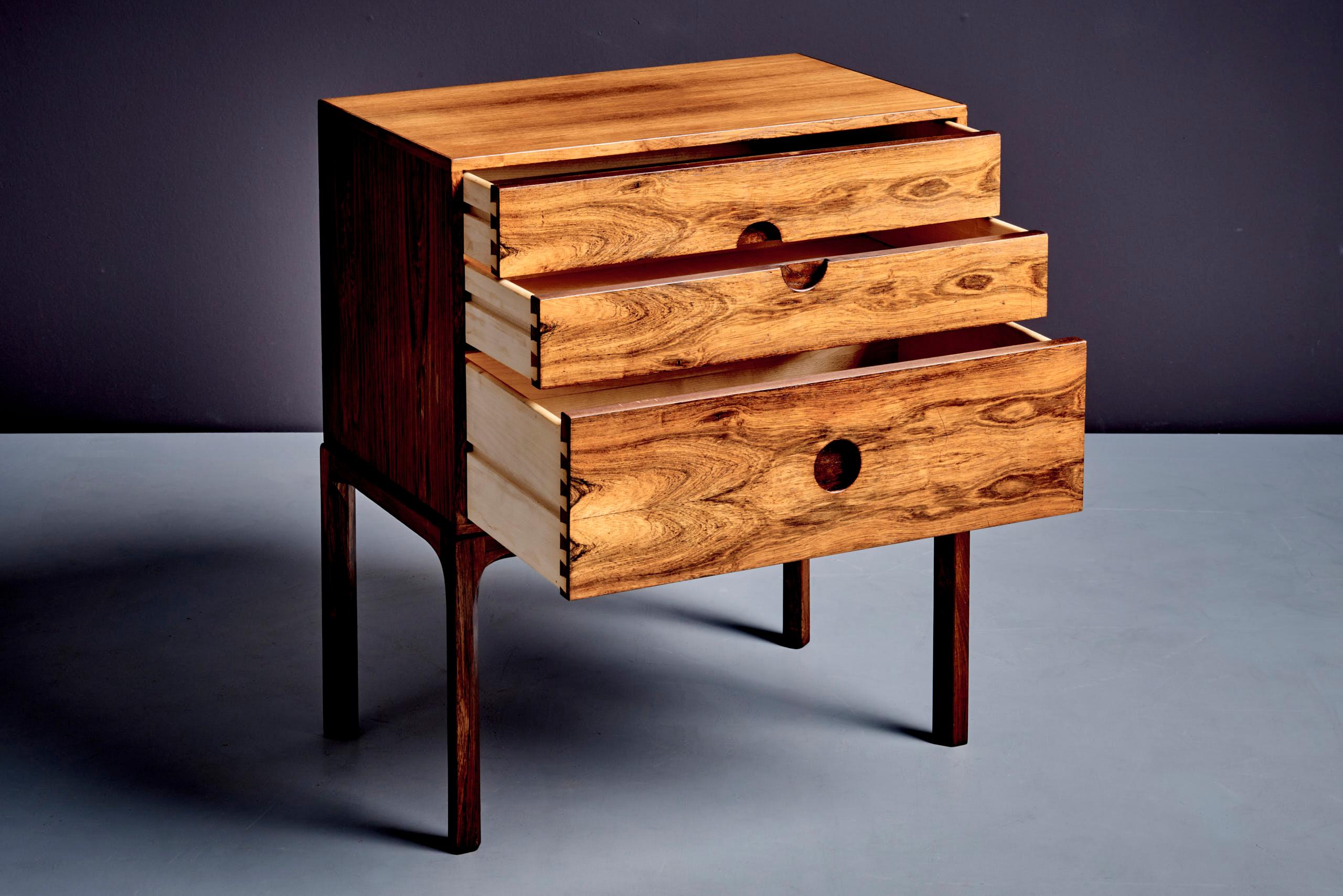 Palissandro Kai Kristiansen 386 Comodino o tavolino in teak per Aksel Kjersgaard in palissandro in vendita