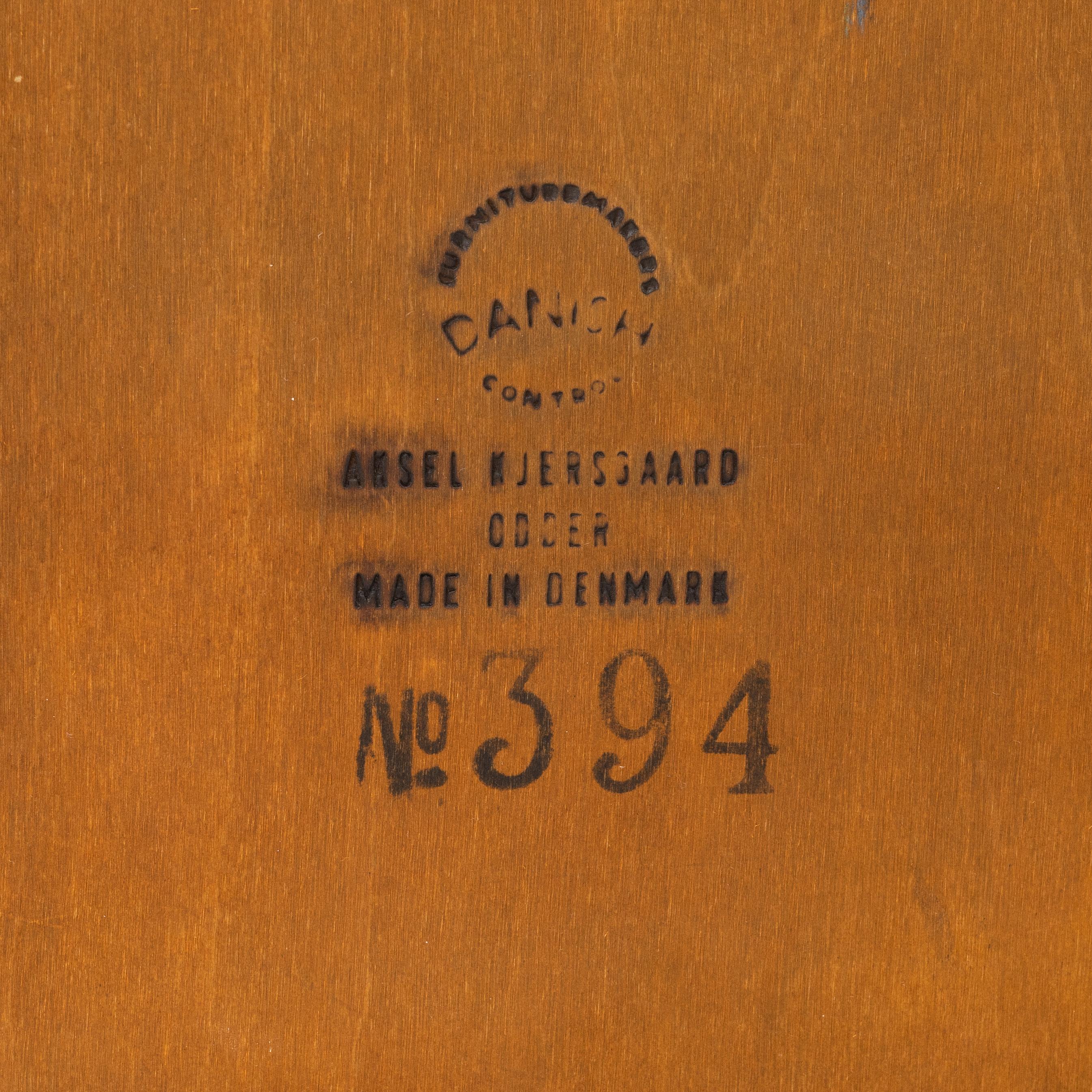 Kai Kristiansen (Danemark. Né en 1929)
Commode basse à 4 tiroirs en bois de rose, produite par Aksel Kjersgaard à Odder, Danemark, vers 1960. Les poignées de tiroirs circulaires de Kristiansen sont caractéristiques.   Mesures : H 52 cm  L 118 cm  D