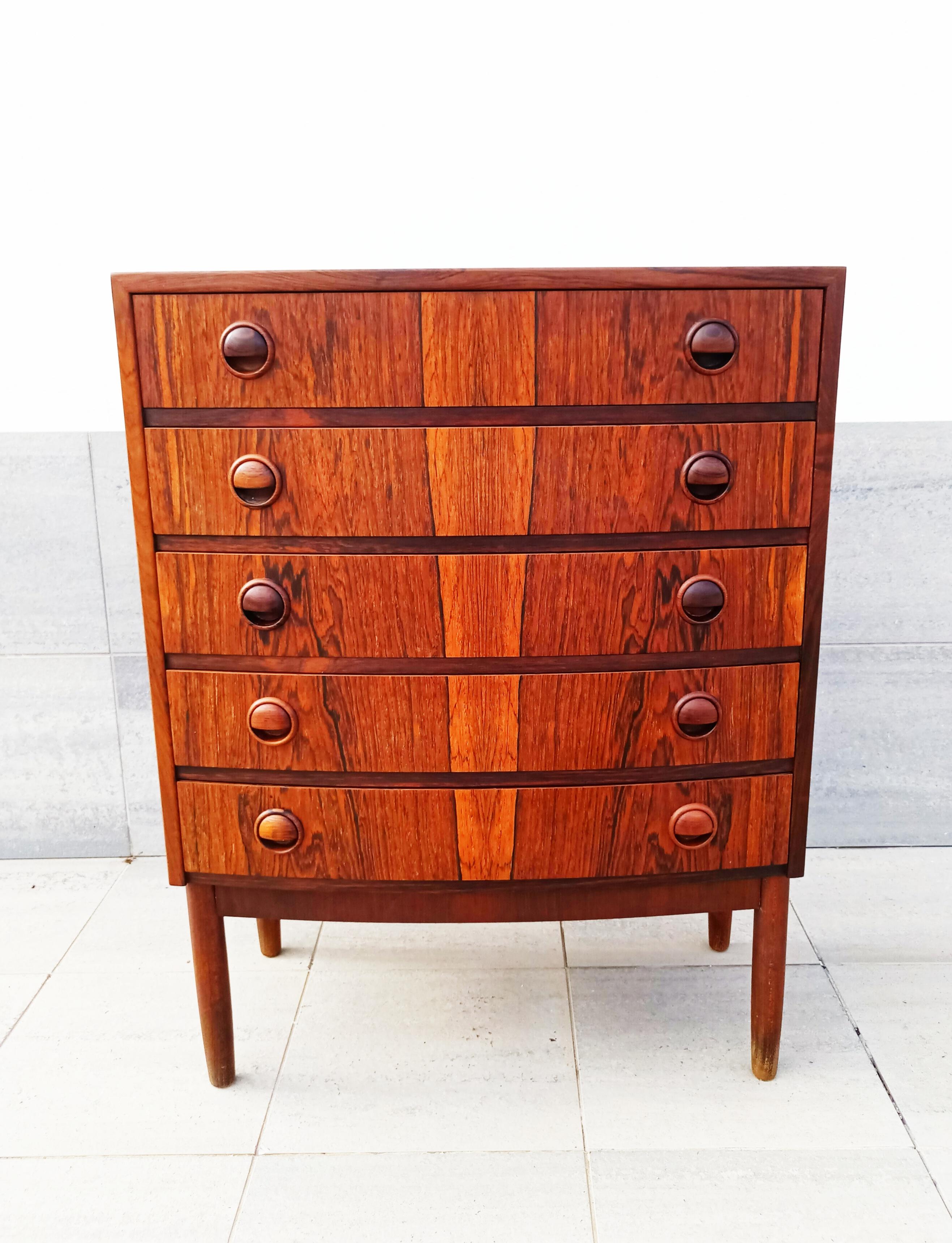 Beautiful chest of drawers in walnut. Very rare.
The chest is bow-fronted walnut veneer with solid, sculpted walnut drawer pulls.
In the style of:
Kristiansen finished his apprenticeship as a carpenter in 1947. Then he attended until 1951 the