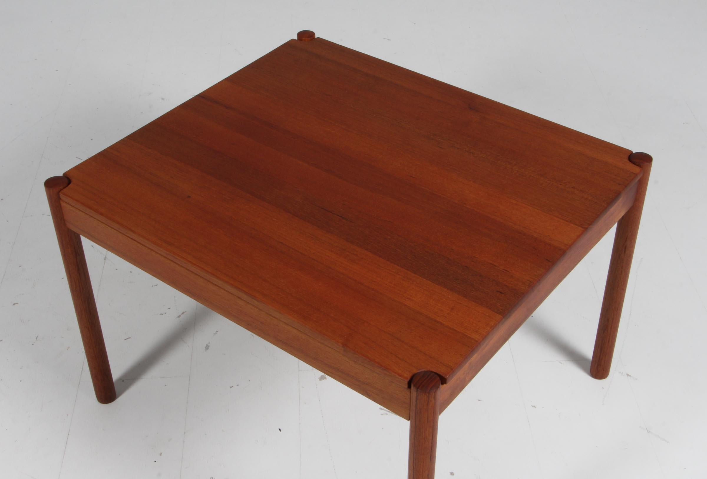 Kai Kristiansen sofa table in teak with turnable top.

Made by Magnus Olsen.