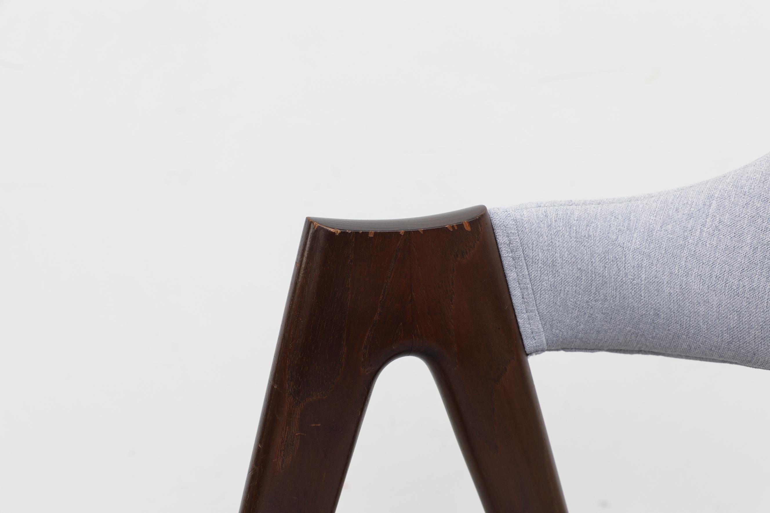 Kai Kristiansen Kompass-Stuhl mit Beinen aus Nussbaumholz und hellgrauer und blauer Polsterung 4