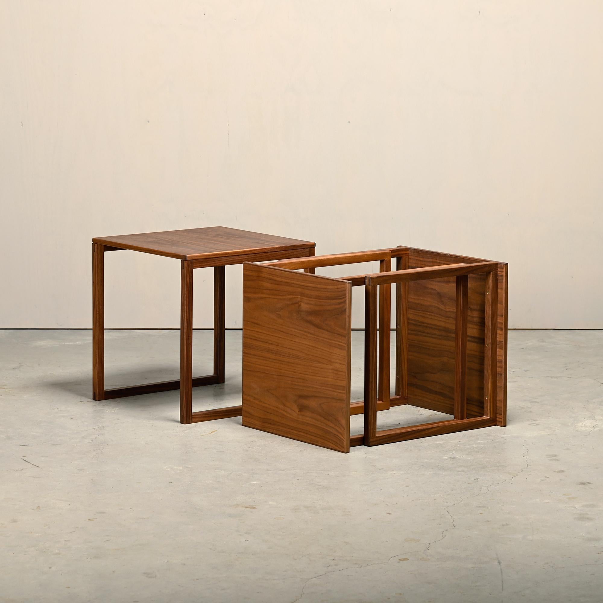 Mesas auxiliares nido (Modelo 33) diseñadas por Kai Kristiansen para Kai Kristiansen & Friends, Dinamarca. El conjunto contiene tres mesas auxiliares cuadradas que pueden utilizarse por separado o guardarse ingeniosamente como un cubo. Fabricado en