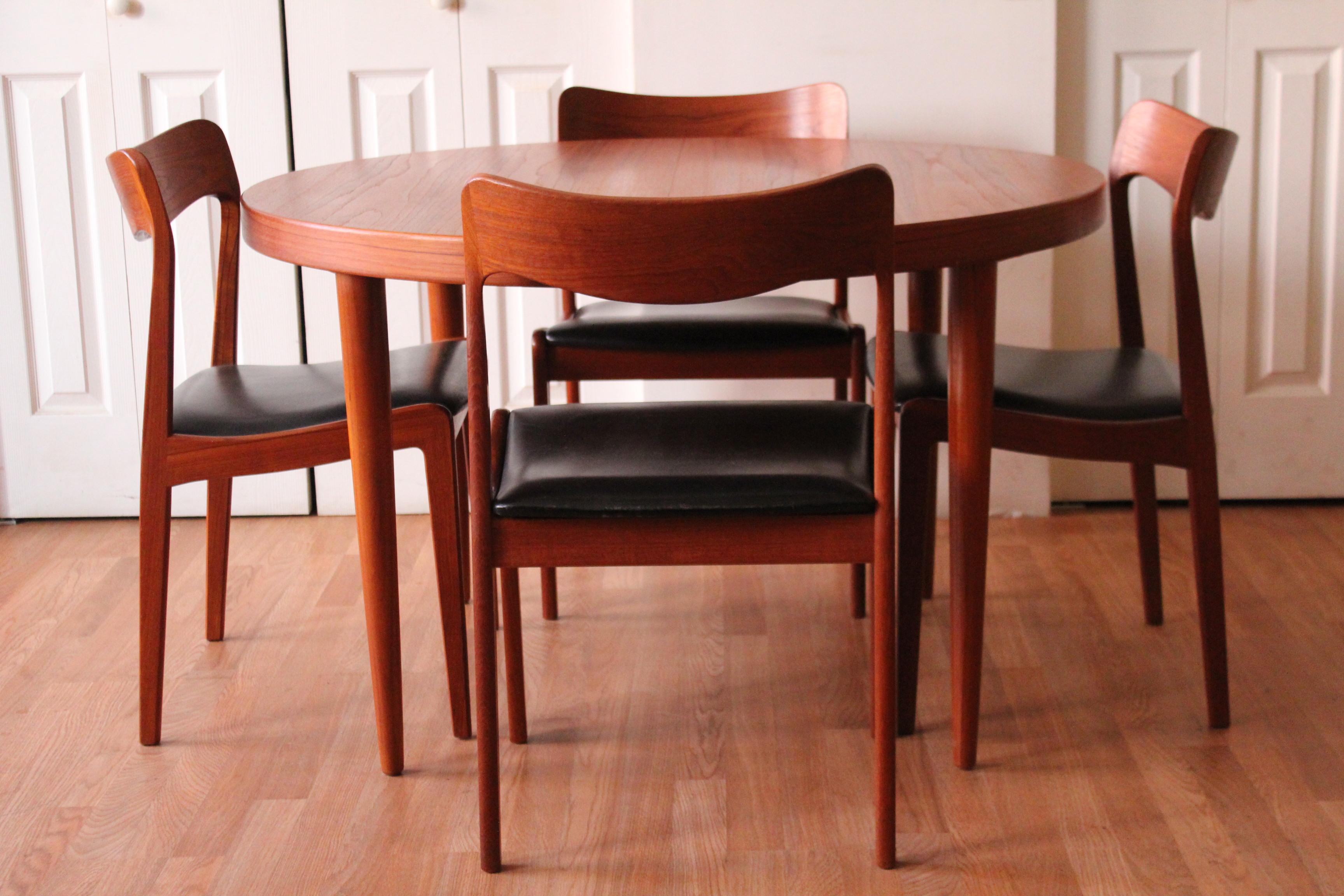 Kai Kristiansen ladies and gentleman! A complete dining room set that includes:
A dining table that comes complete with 2 leaves that opens easily to accommodate your entire family. The eight chairs are covered with the original black leather, with
