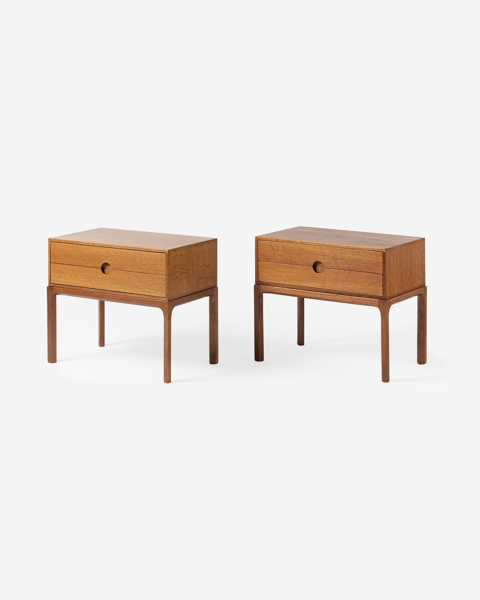 Kai Kristiansen - Comodini, anni '60 circa.

Coppia di comodini in rovere patinato, prodotti da Aksel Kjersgaard a Oak, Danimarca, nei primi anni '60. Il design è caratterizzato dai cassetti a mezzaluna di Kristiansen, sinonimo di questa serie. Le