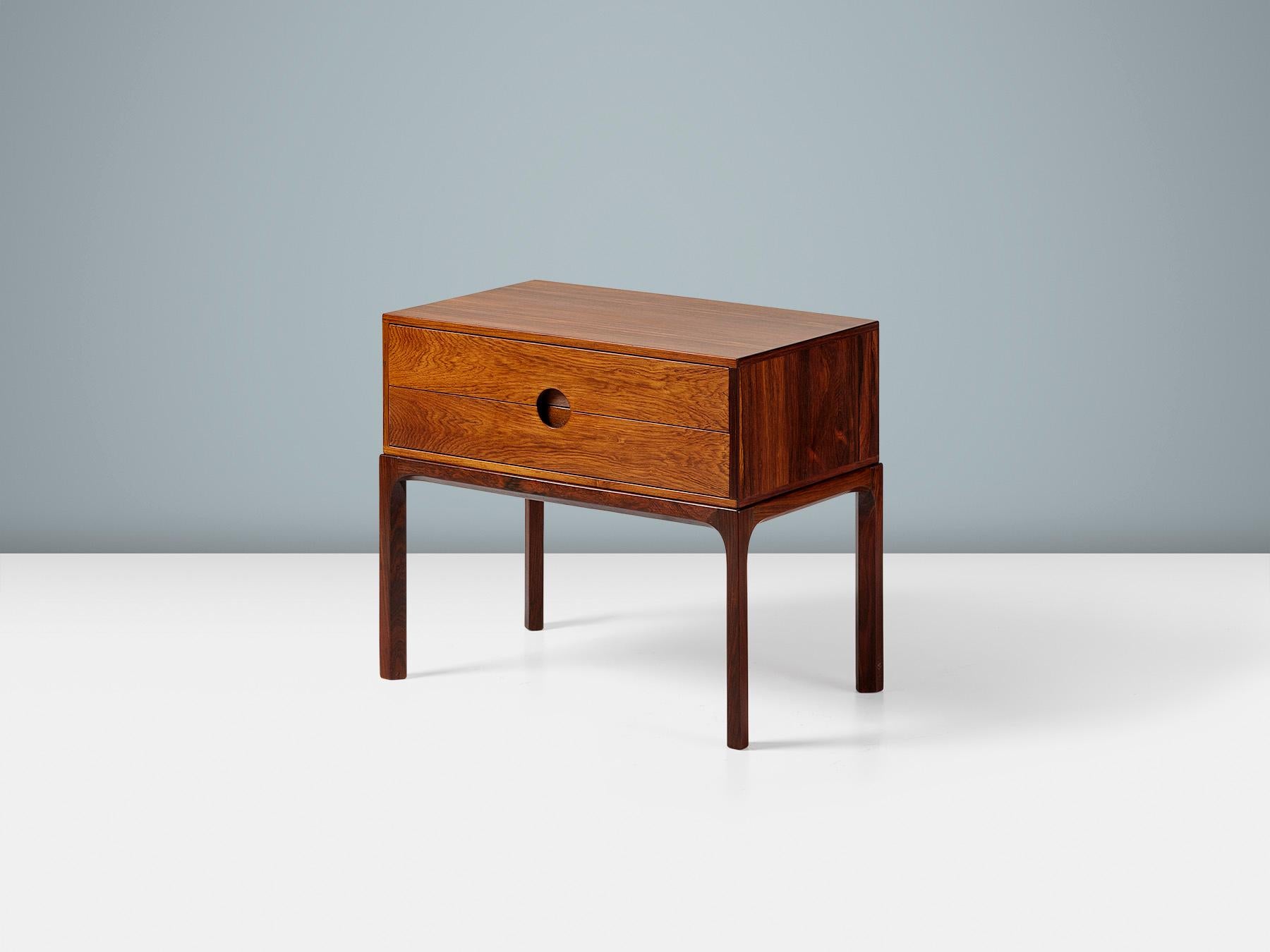 Kai Kristiansen - Comodino in palissandro modello 384, anni '50 circa

Uno squisito comodino in legno di palissandro, prodotto dall'ebanista Aksel Kjaersgaard a Odder, Danimarca, intorno agli anni '50. Questo design fa parte dell'iconica serie di
