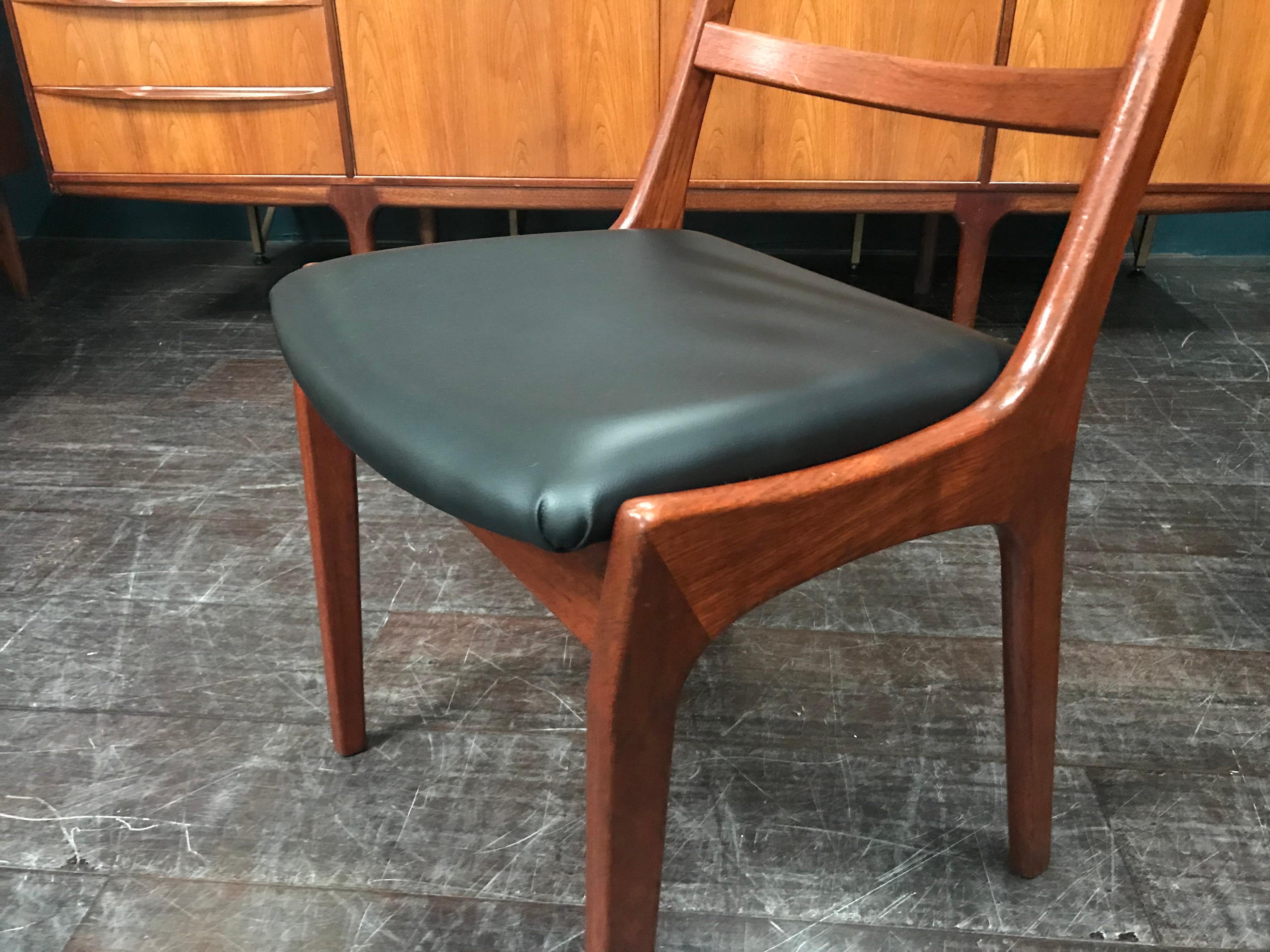 Kai Kristiansen Danish Teak Dining Chairs with Black Vinyl Seat Pads, Set of 6 For Sale 8