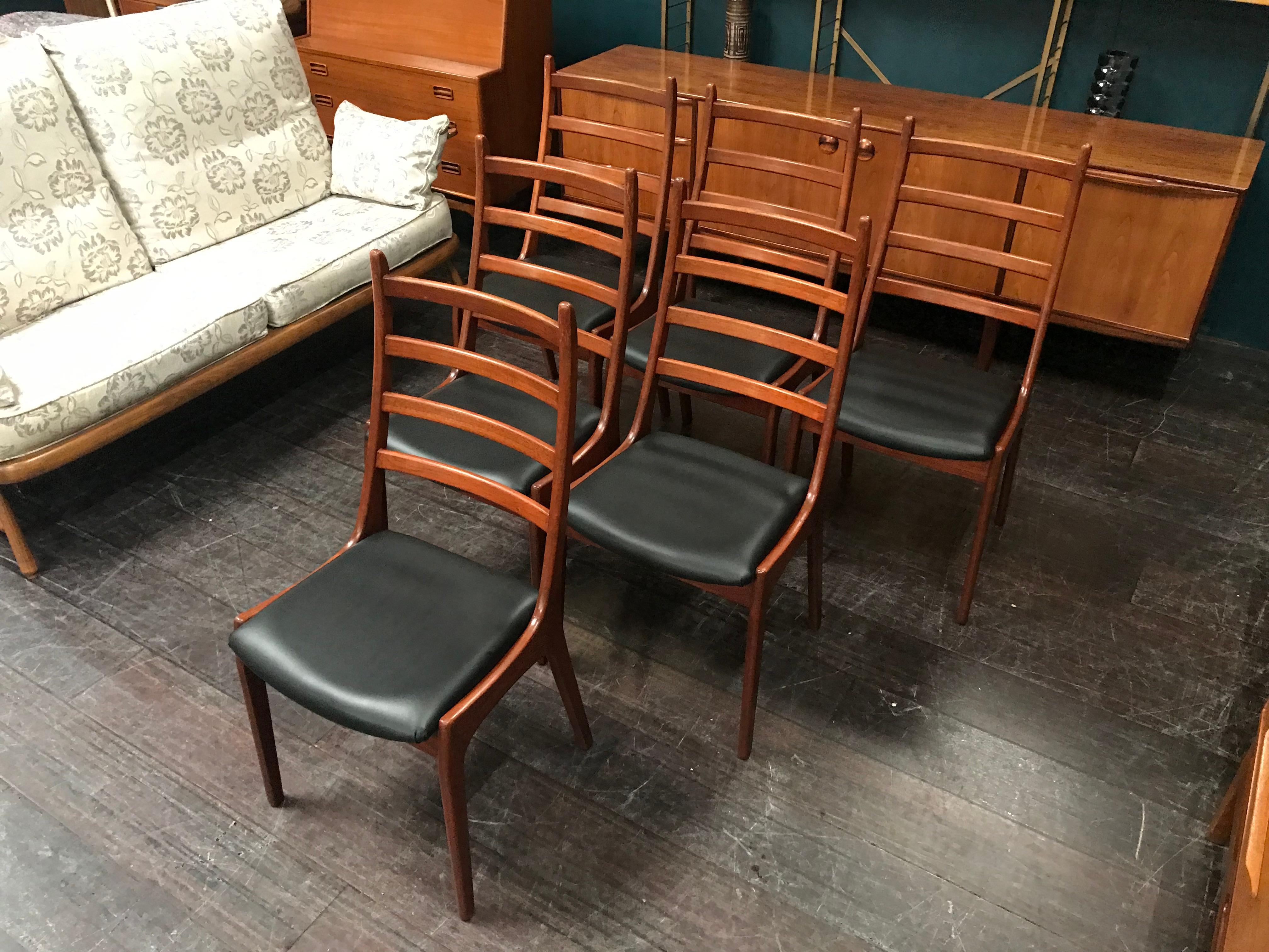 Kai Kristiansen Danish Teak Dining Chairs with Black Vinyl Seat Pads, Set of 6 In Good Condition For Sale In Glasgow, GB