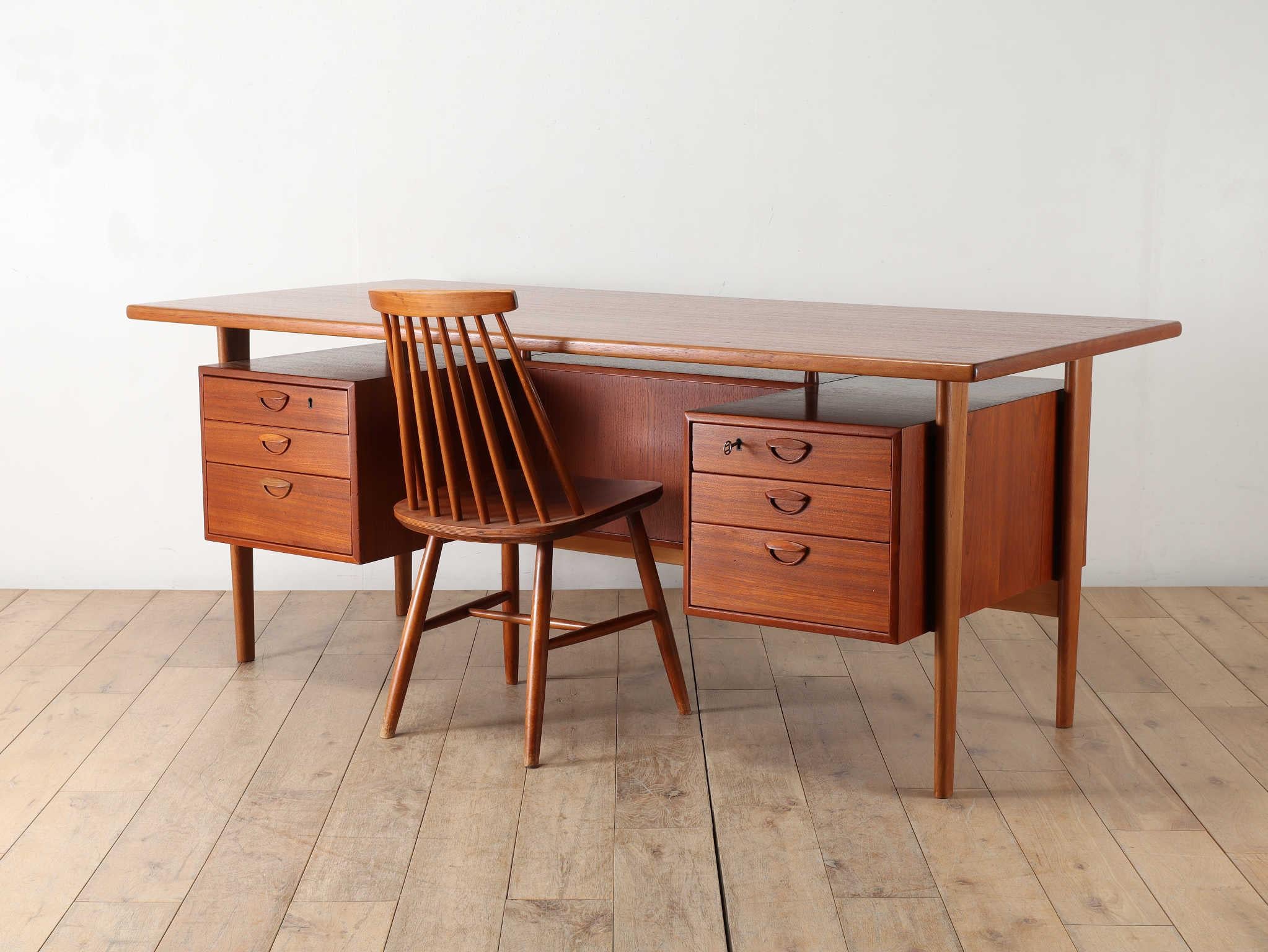 This desk by Kai Kristiansen, one of the leading designers of Scandinavian furniture from the 1950s onwards, is called FM60 because it was manufactured at Fedballe Møbelfabrik.Designed in line with Kai Kristiansen's design policy of 