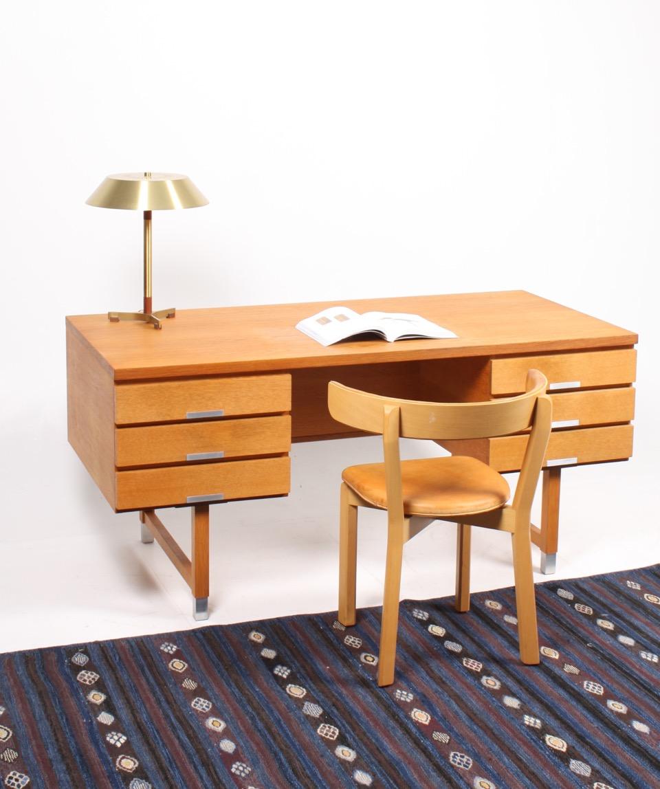 Great looking freestanding desk in oak designed by Kai Kristiansen, Denmark in 1950s. Great original condition.