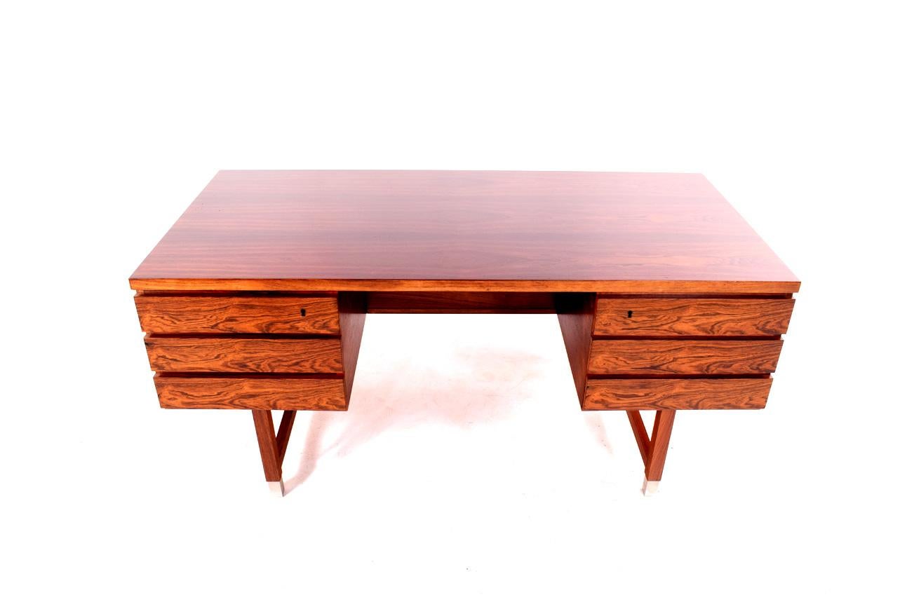 Rosewood desk, model EP 401. Designed by Kai Kristiansen, produced by Feldballes Møbelfabrik. Aluminum inlay handles & feet. Large rectangular desktop with six identical drawers, the back is open with three bookshelves.