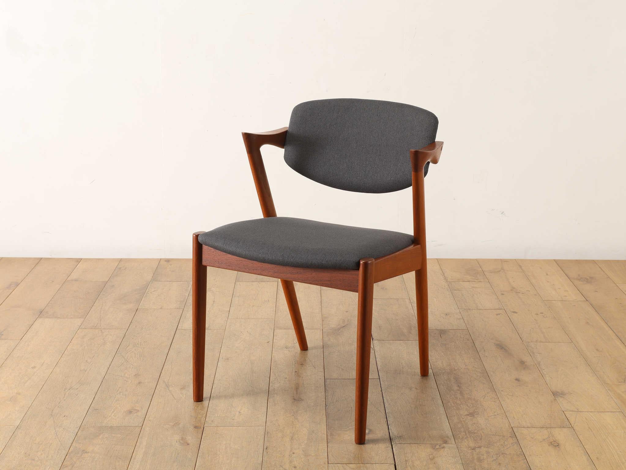 Ein Meisterwerk von Kai Kristiansen, einem der bekanntesten Möbeldesigner Skandinaviens.
Er ist als No.42 Chair bekannt und wird aufgrund seiner markanten Silhouette oft als 