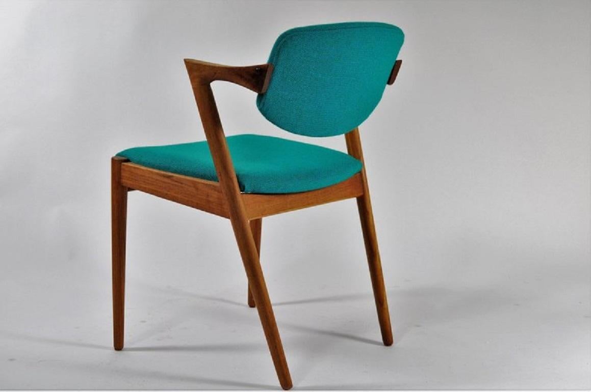 Scandinave moderne Kai Kristiansen Huit chaises de salle à manger en teck entièrement restaurées inc. Rembourrage sur mesure en vente