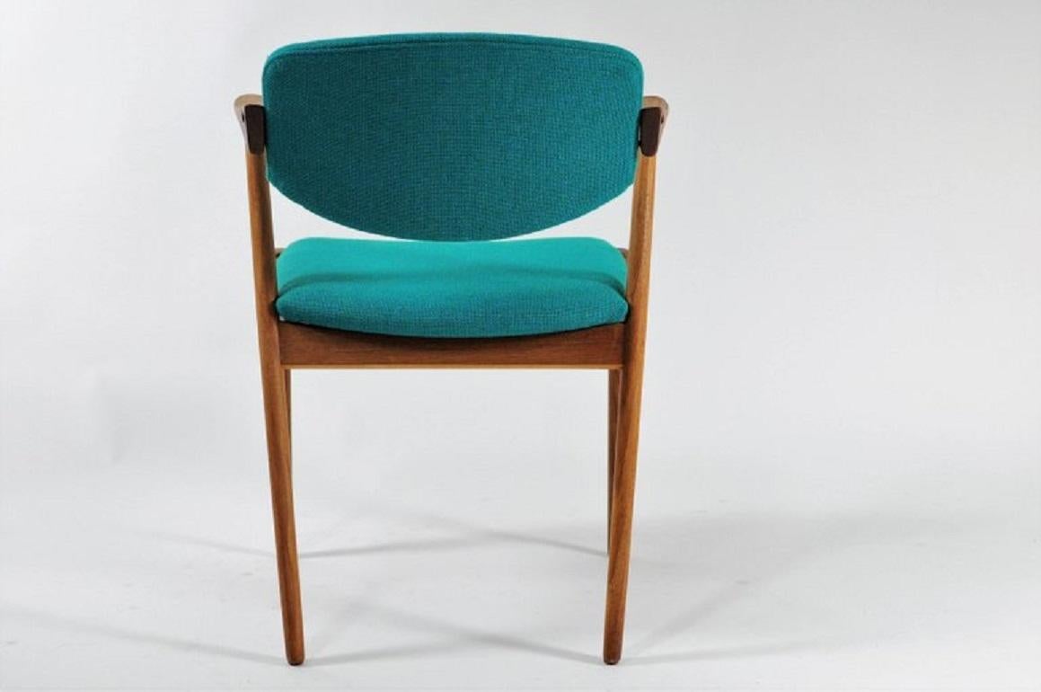 Danois Kai Kristiansen Huit chaises de salle à manger en teck entièrement restaurées inc. Rembourrage sur mesure en vente