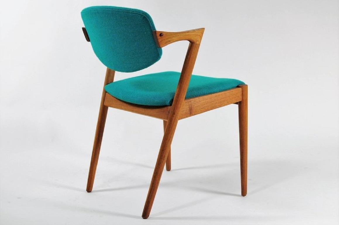 Travail du bois Kai Kristiansen Huit chaises de salle à manger en teck entièrement restaurées inc. Rembourrage sur mesure en vente