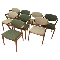 Huit chaises de salle à manger en chêne restaurées Kai Kristiansen, dont un retapissage personnalisé