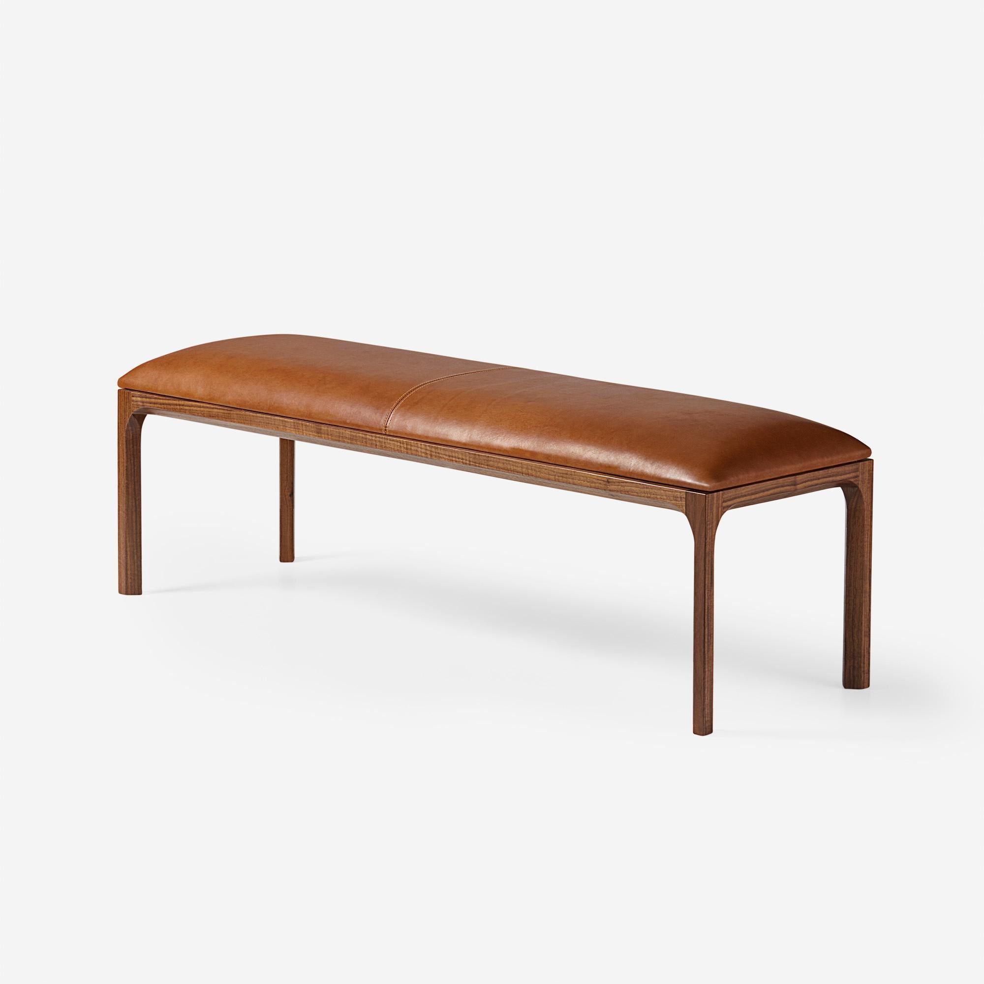 Kai Kristiansen, figura chiave del movimento moderno danese, progettò la Serie Entre nel 1956 come collezione modulare di comodini, panche e cassapanche. Combinando i principi del design danese con la produzione moderna, il lavoro di Kristiansen
