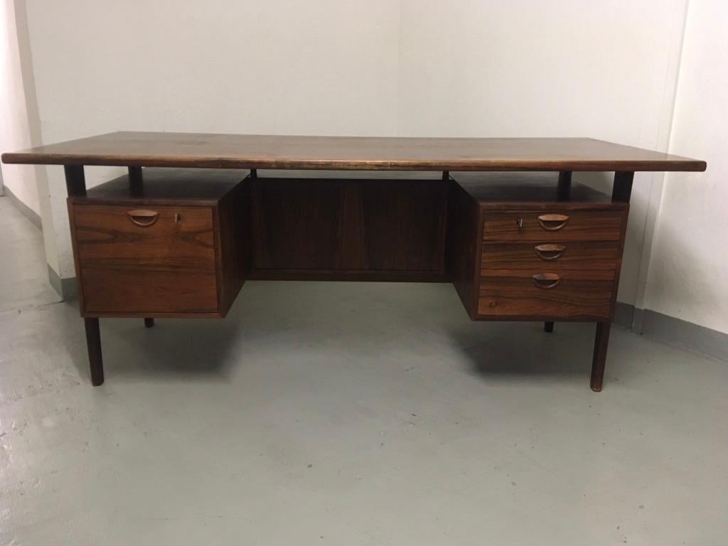 Rosewood executive florating desk model FM 60 by Kai Kristiansen produced by Feldballes Møbelfabrik, Denmark, 1960s.
3 drawers on the right, file cabinet on the left
Cabinets on the back, 4 originals keys with monogram from manufacturer 