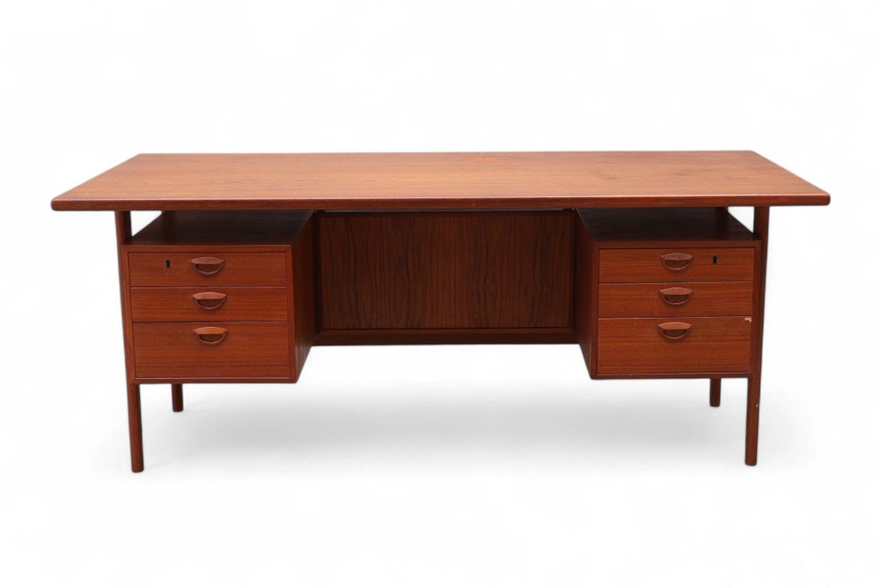 Origine: Danimarca
Designer: Kai Kristiansen
Produttore: Feldballes Møbelfabrik
Epoca: 1957
Materiali: Teak
Misure: 71″ di larghezza x 33,5″ di profondità x 28,75″ di altezza; Gambaletto: 27,75
