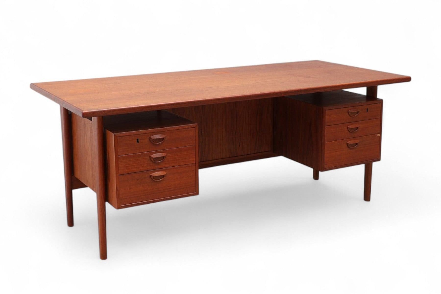 Mid-Century moderno Scrivania direzionale Kai Kristiansen Fm 60 in teak in vendita