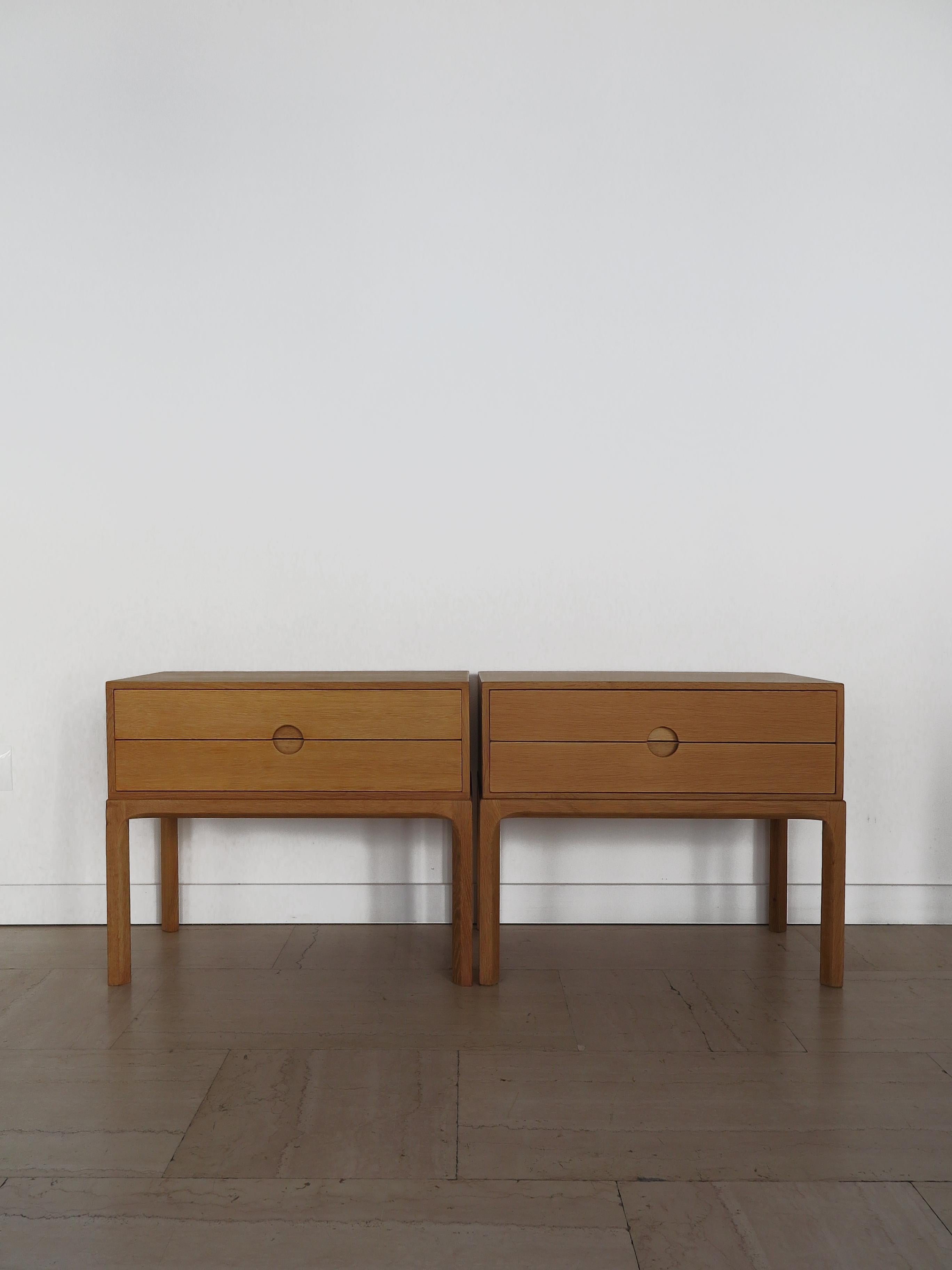 Ensemble de deux guéridons en chêne au design moderne scandinave du milieu du siècle, modèle 384, conçu par Kai Kristiansen et produit par Aksel Kjersgaard Odder, cachet de la marque au dos, production Danemark années 1960. 

Veuillez noter que les