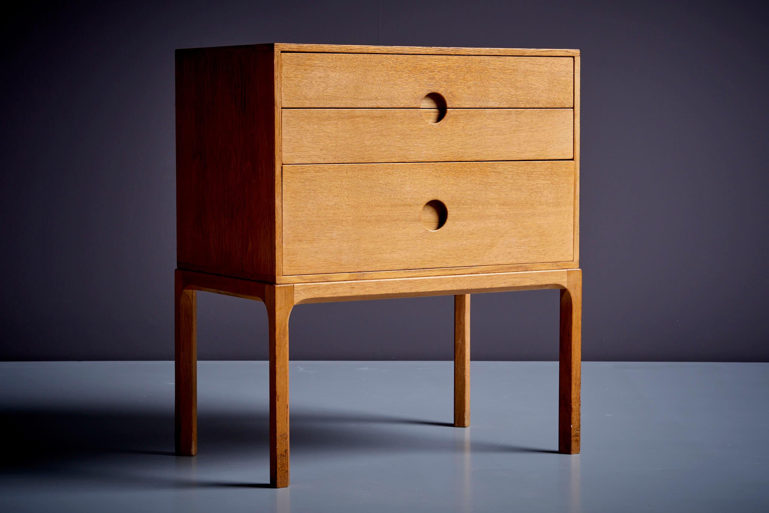 Kai Kristiansen for Aksel Kjersgaard 386 bedside or end table in oak, 1960s. A very similar piece with the same measurements in teak is available, too.