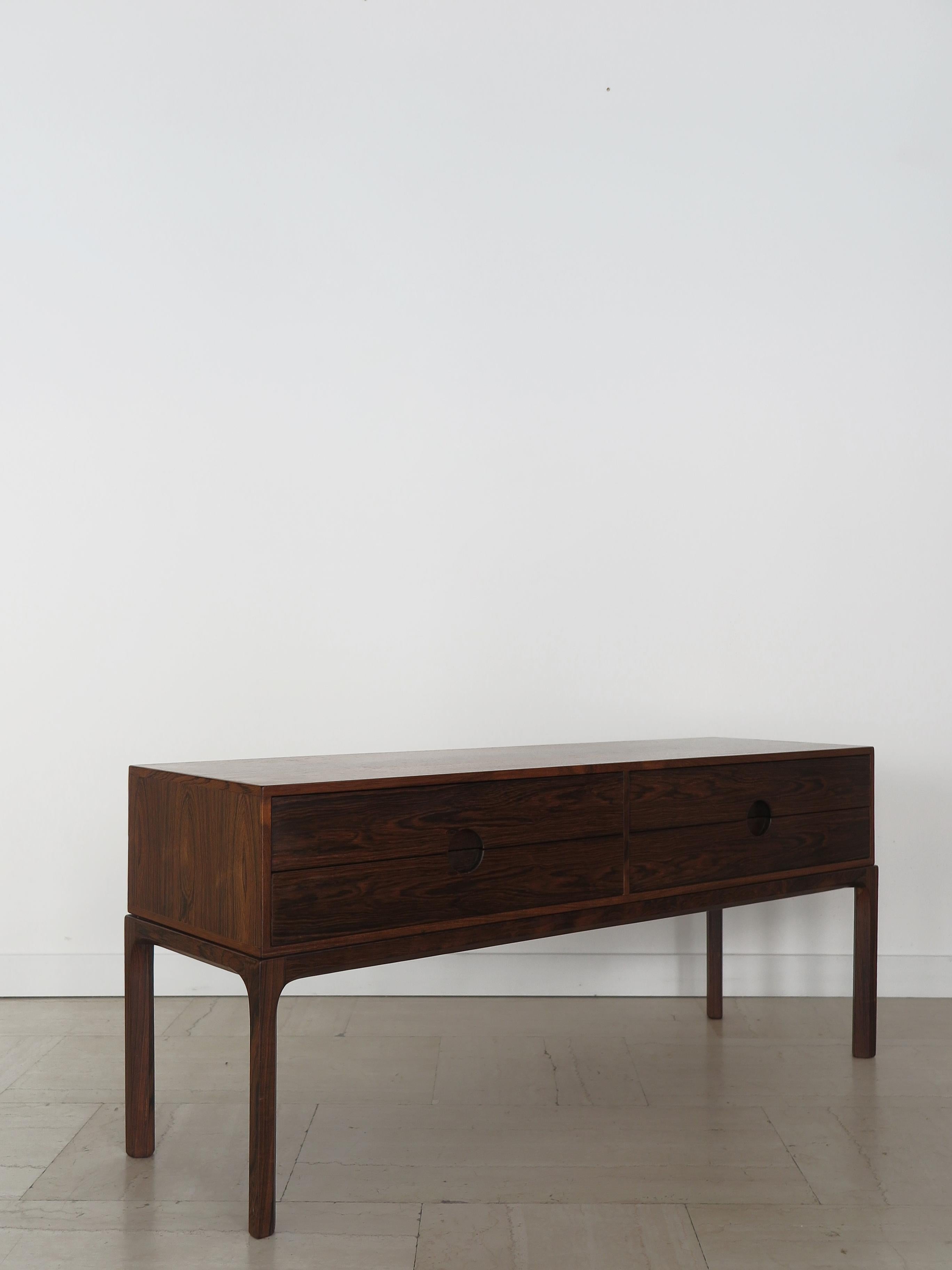 Skandinavisches modernes Design aus dunklem Holz mit zwei Schubladen oder niedrigem Sideboard Modell 394, entworfen von Kai Kristiansen und hergestellt von Aksel Kjersgaard Odder, Herstellerstempel auf der Rückseite, Herstellung Dänemark 1960er