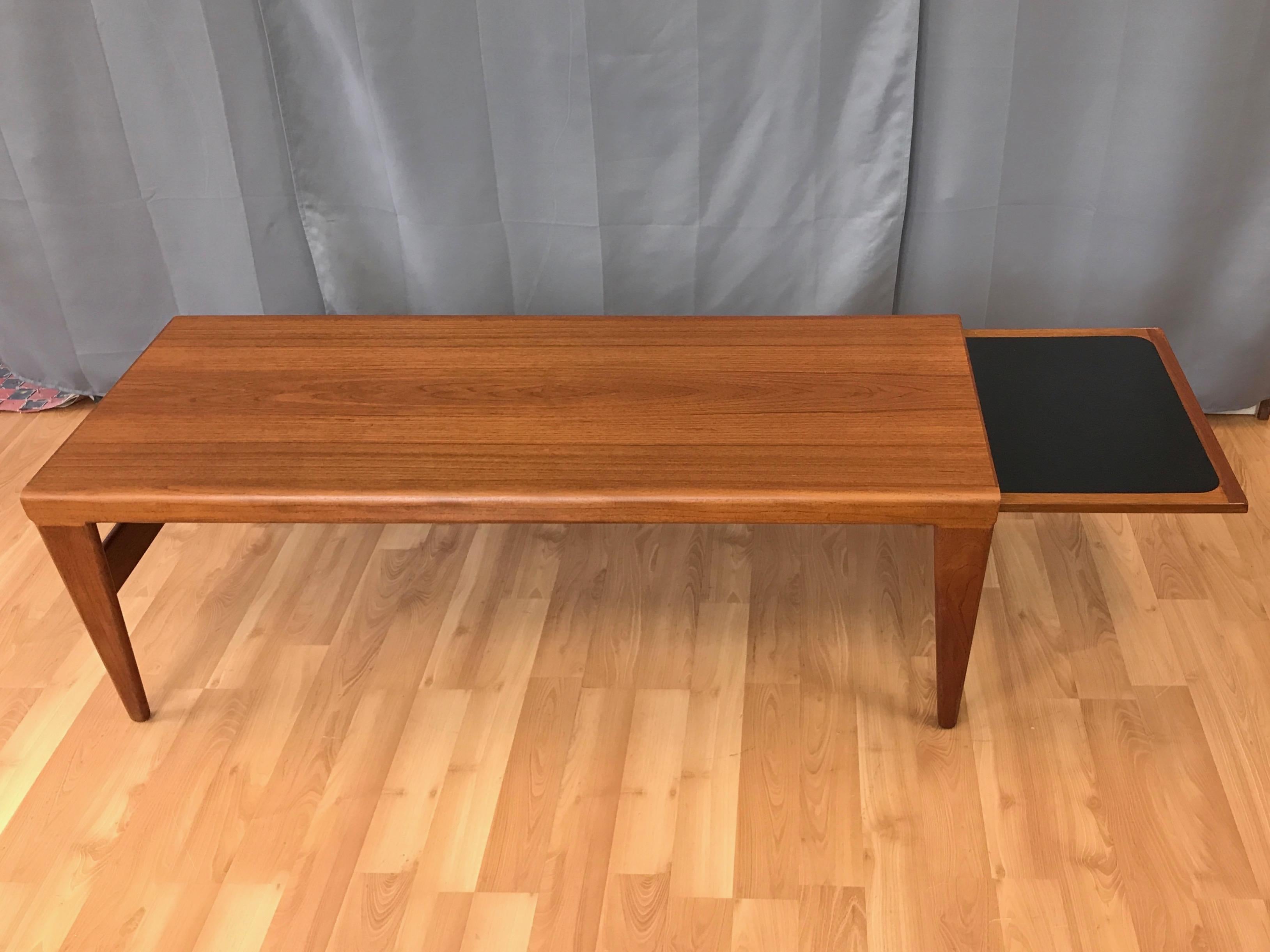 Scandinavo moderno Kai Kristiansen per FM Møbler Tavolino allungabile in teak