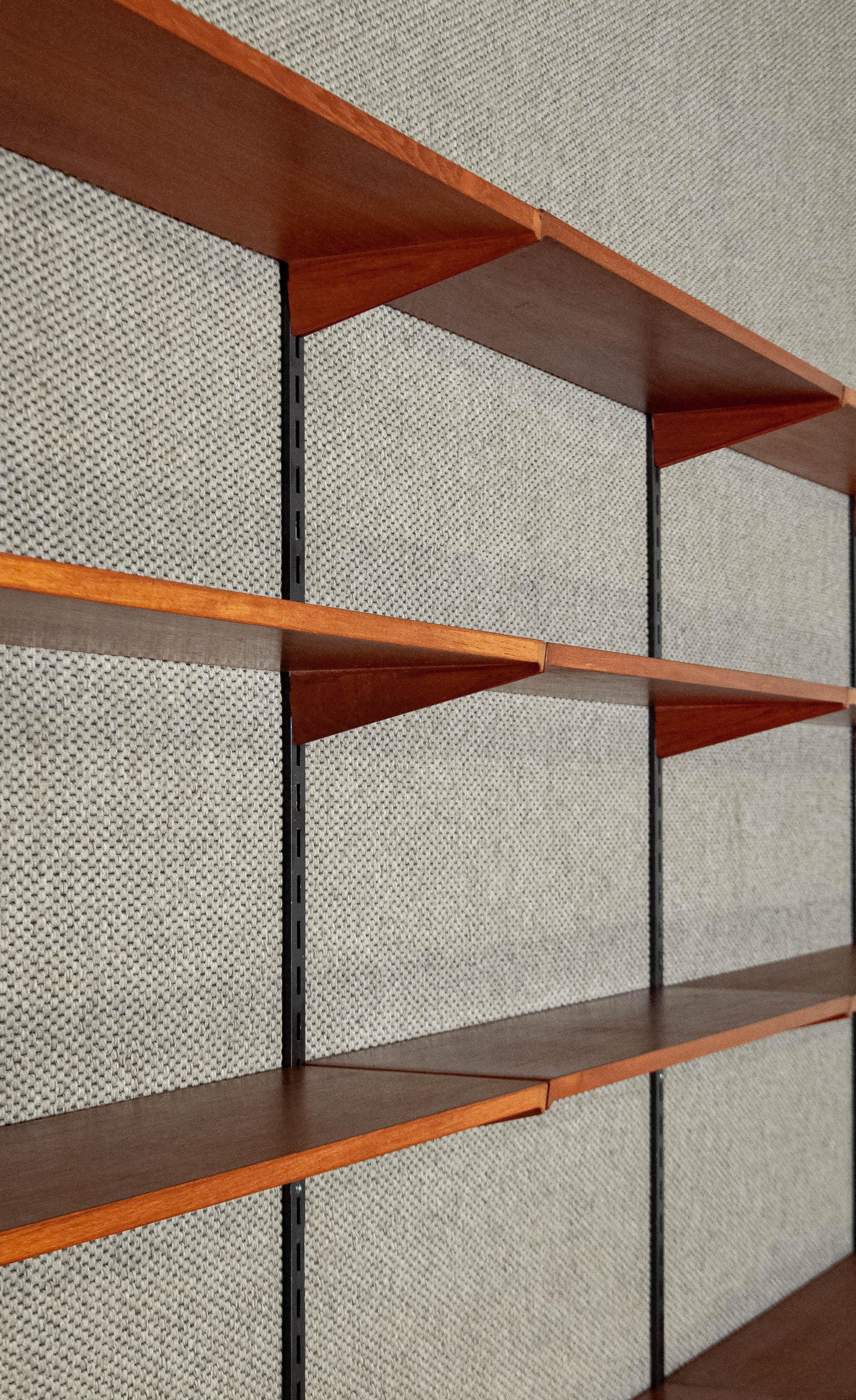 This high-quality teak wall unit by Kai Kristiansen for FM Møbler is a stunning example of Danish mid-century modern design. Featuring a modular system, this piece offers both functionality and timeless aesthetics.
Features:
-Solid teak shelves,