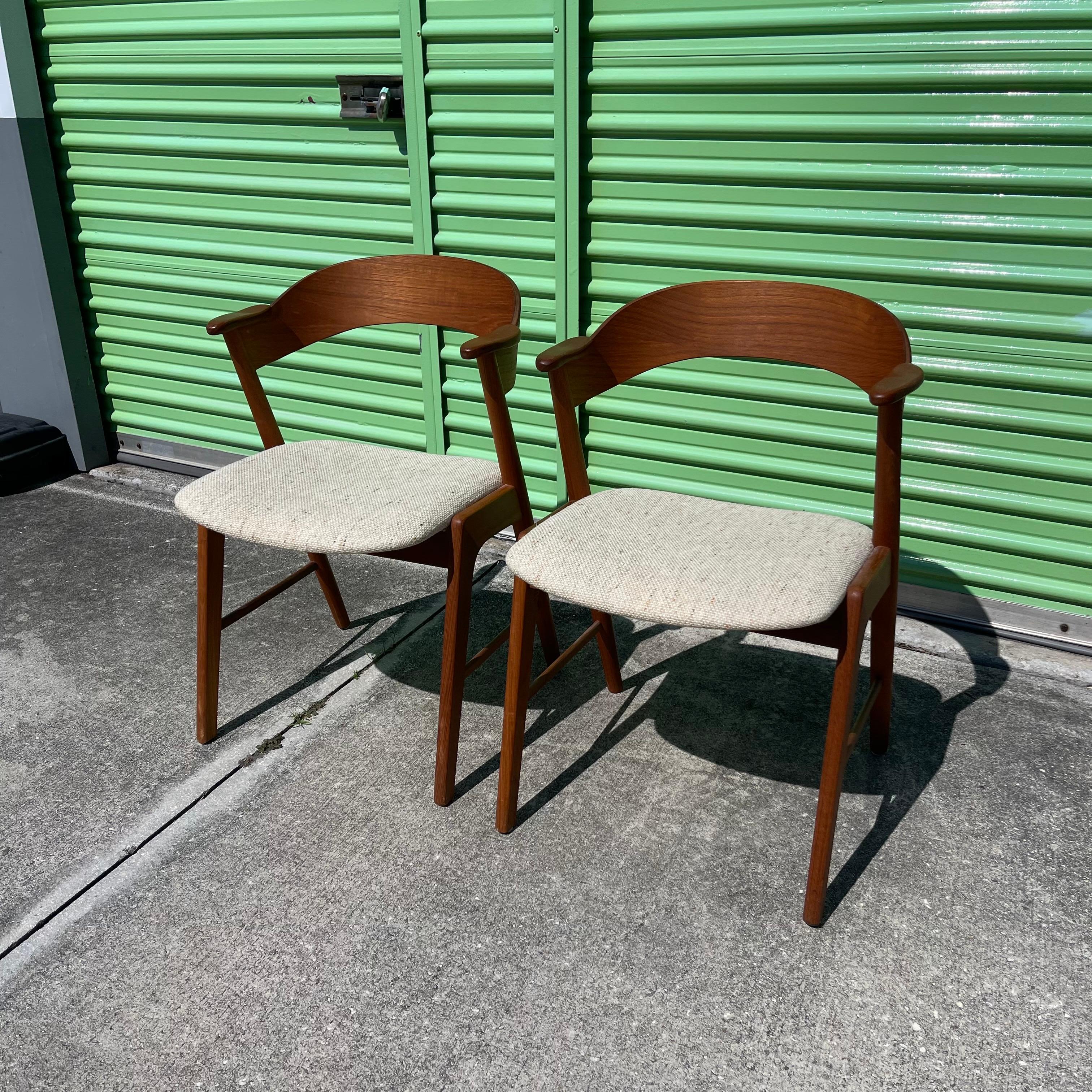 Kai Kristiansen per Korup Stolefabrik, Danimarca, Sedie in teak modello 32, una coppia in vendita 3