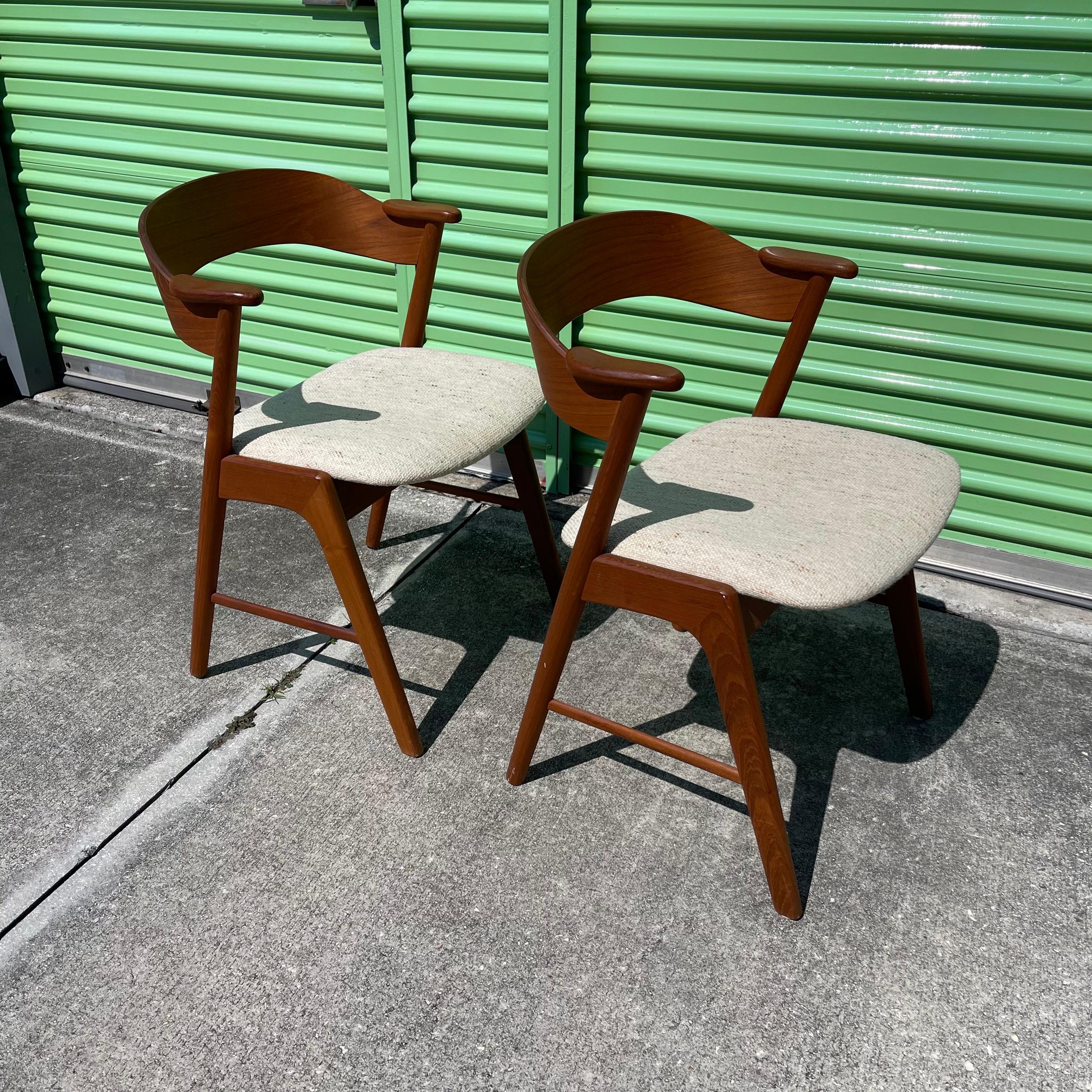 Kai Kristiansen per Korup Stolefabrik, Danimarca, Sedie in teak modello 32, una coppia in vendita 4
