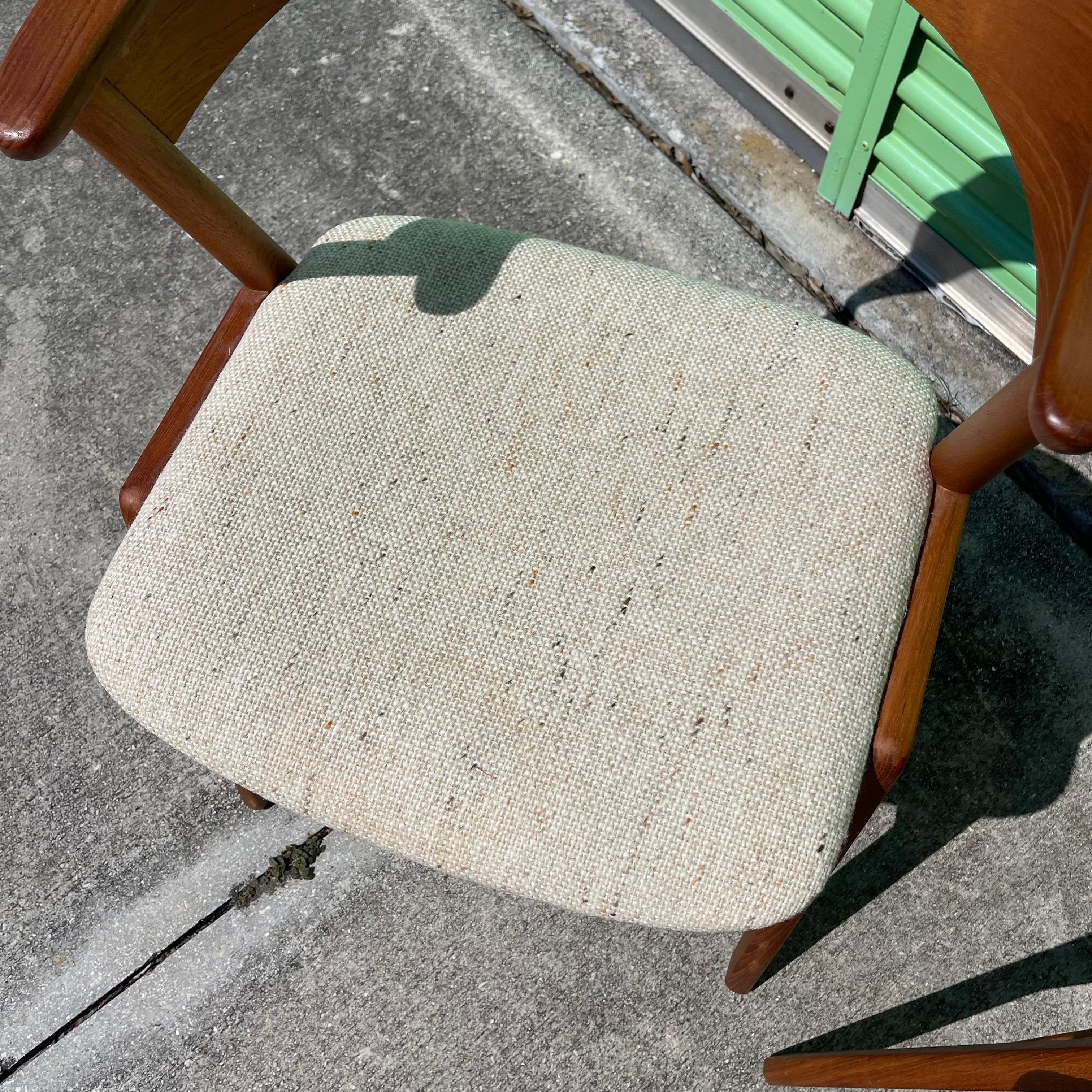 Kai Kristiansen per Korup Stolefabrik, Danimarca, Sedie in teak modello 32, una coppia in vendita 7