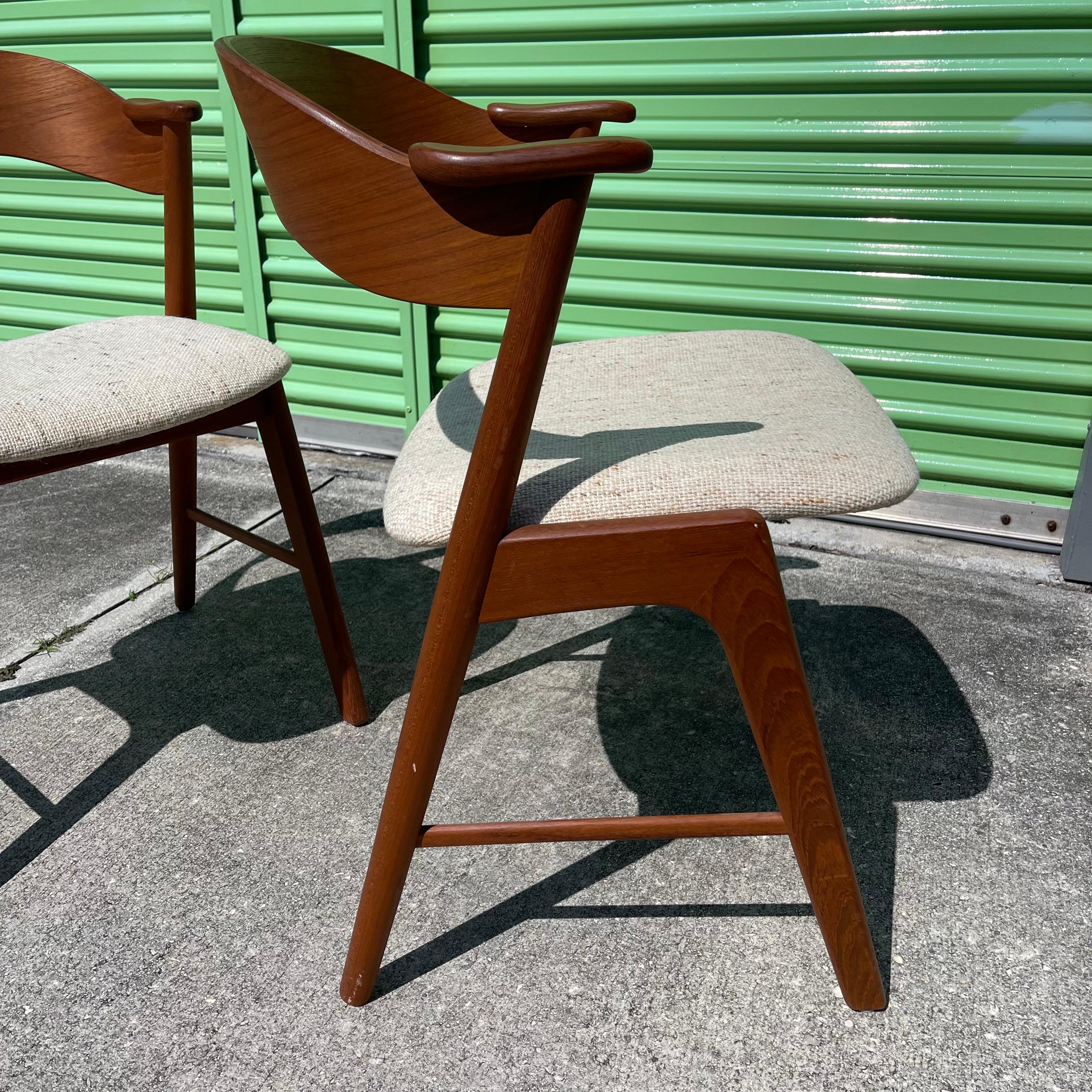 Splendida e scultorea coppia di poltrone in teak di Kai Kristiansen per Korup Stolefabrik.