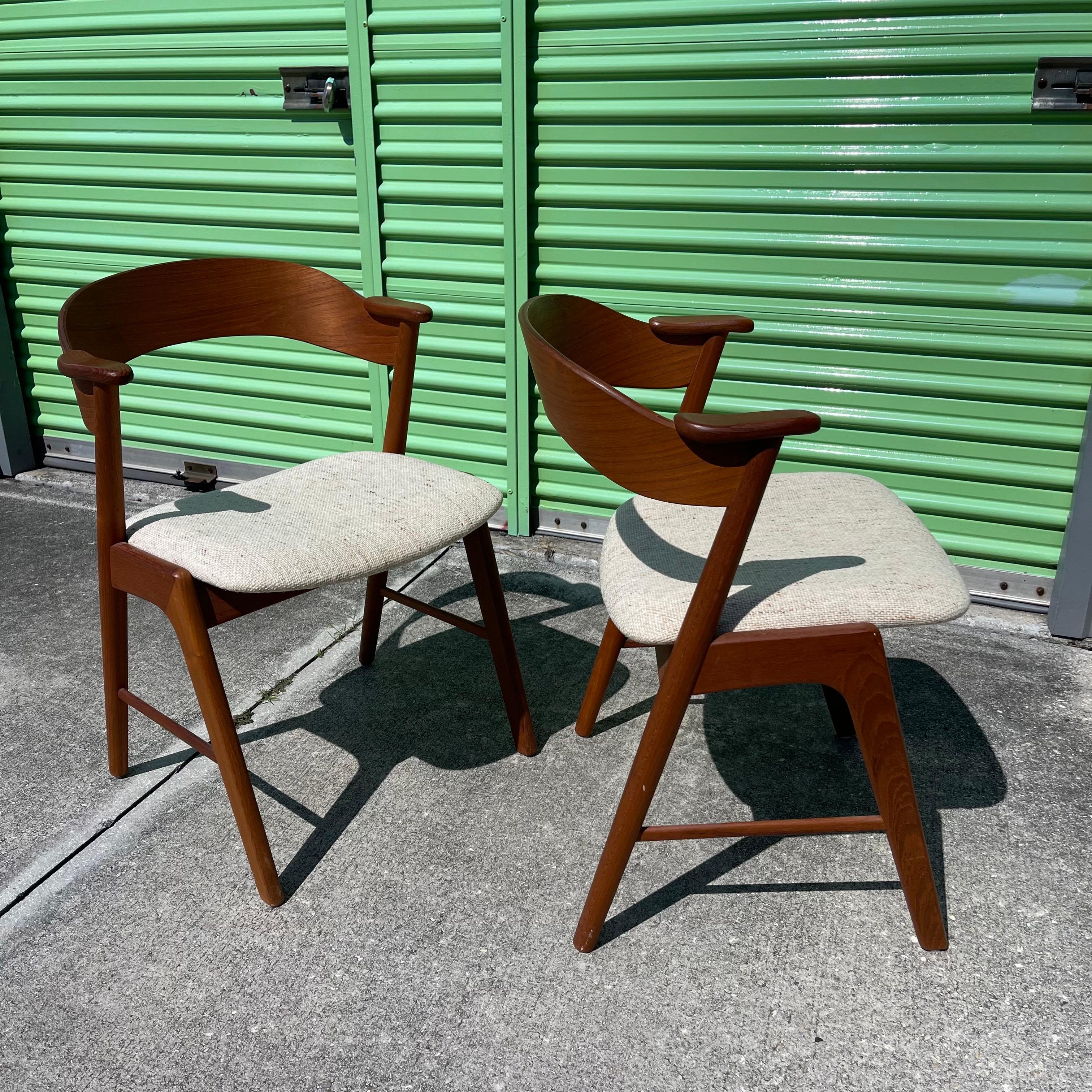 Mid-Century moderno Kai Kristiansen per Korup Stolefabrik, Danimarca, Sedie in teak modello 32, una coppia in vendita
