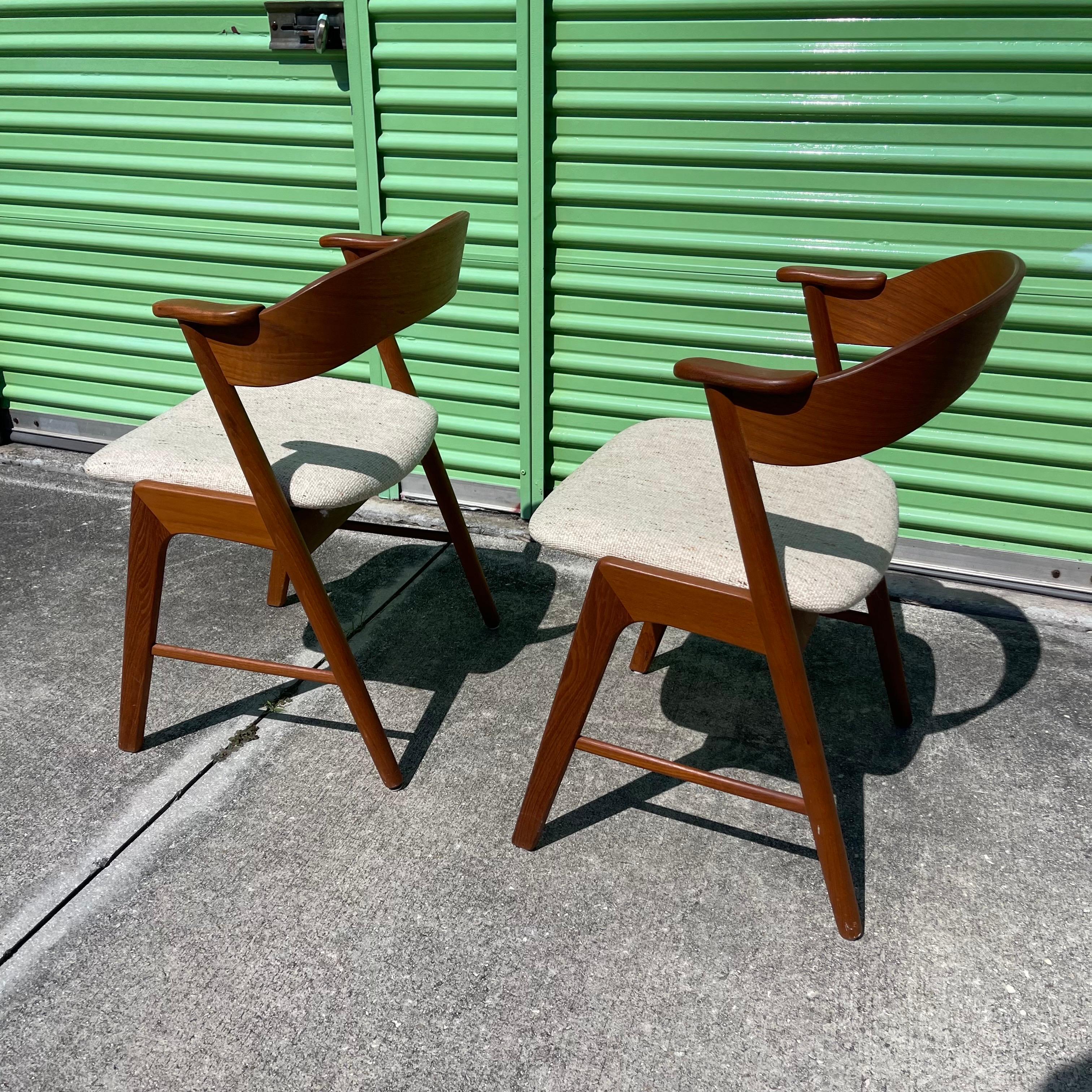 Tappezzeria Kai Kristiansen per Korup Stolefabrik, Danimarca, Sedie in teak modello 32, una coppia in vendita