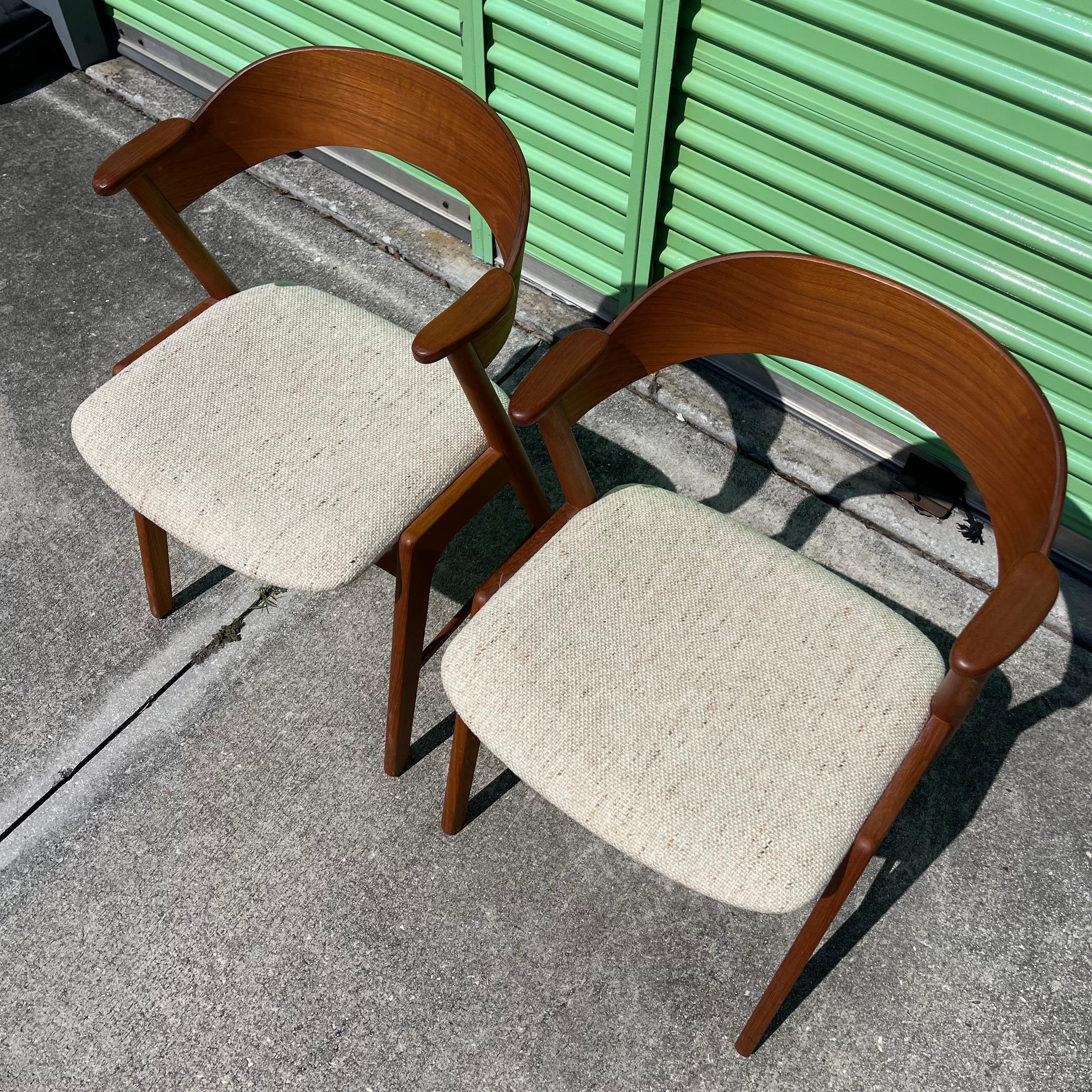 Kai Kristiansen per Korup Stolefabrik, Danimarca, Sedie in teak modello 32, una coppia in vendita 1