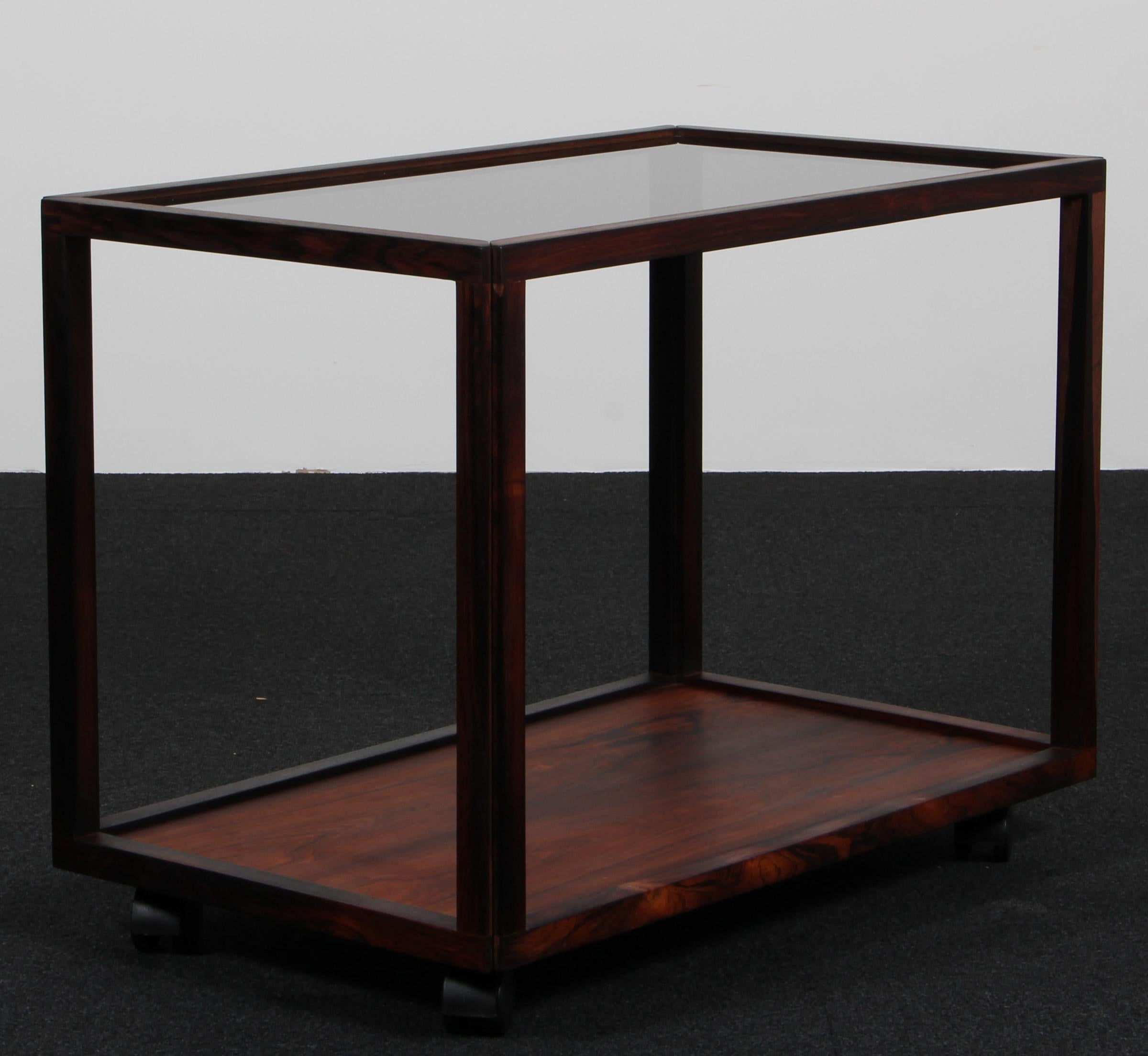 Kai Kristiansen bar cart in rosewood, plate of glass.

Made of partly solid rosewood.

Made by Aksel Kjersgaard 1960s.