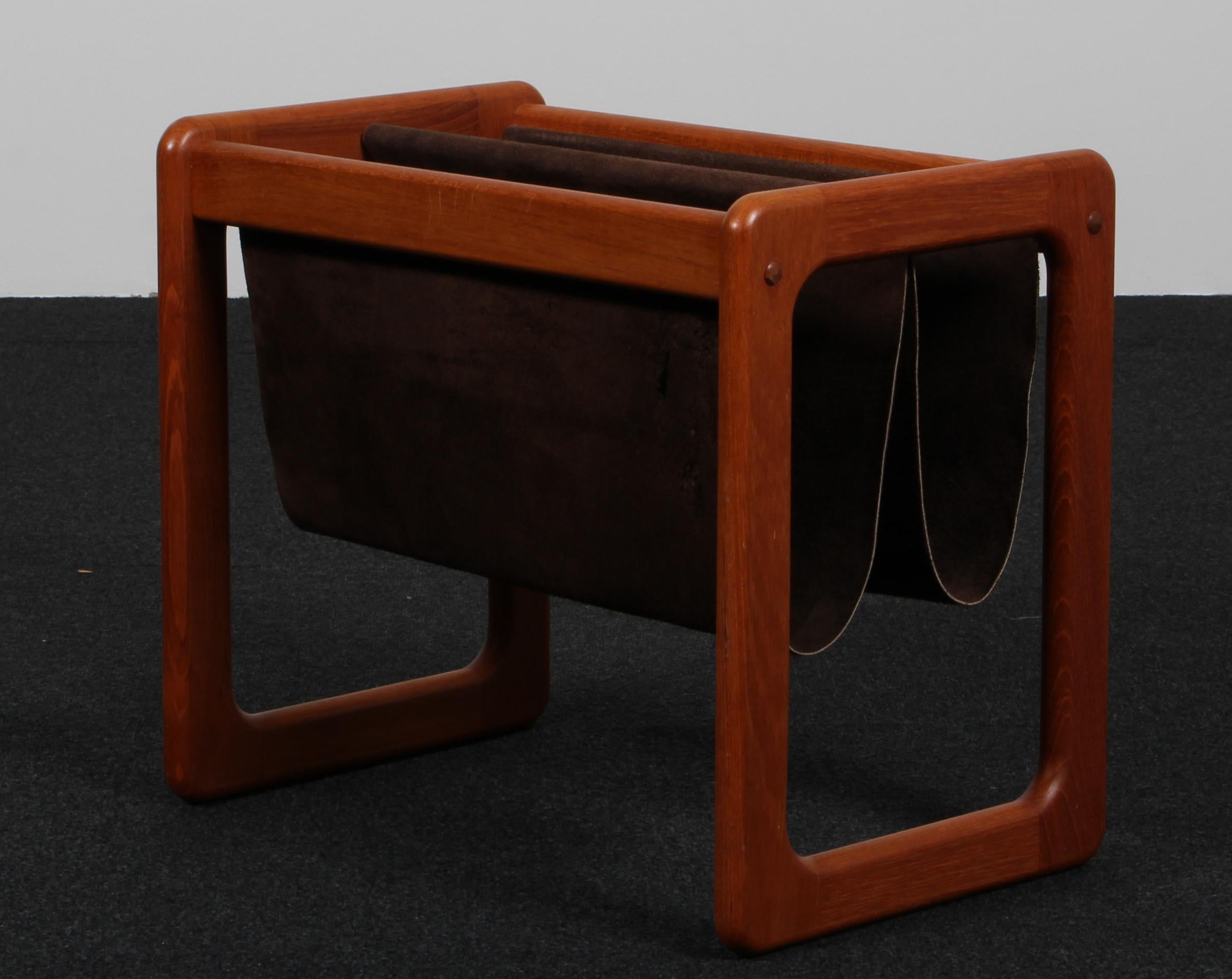 Kai Kristiansen magazine rack. Suede.

Made of teak.

Made by Vildbjerg Møbelfabrik 1960s.