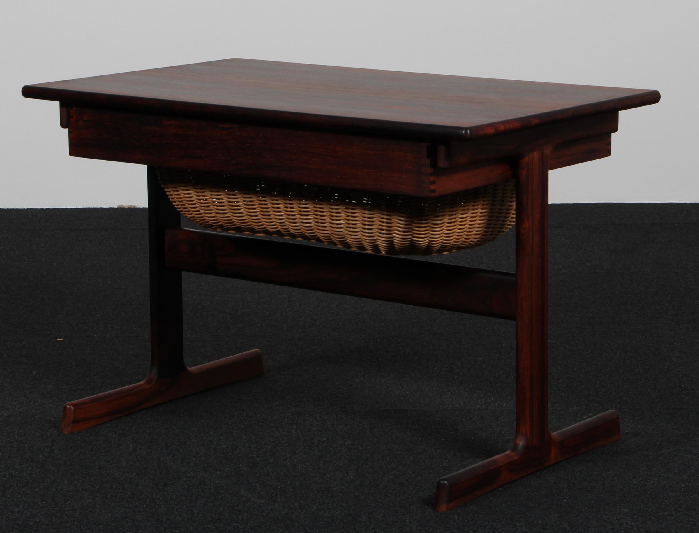 Kai Kristiansen sewing nest.

Made of partly solid rosewood.

Made by Vildbjerg Møbelfabrik 1960s.