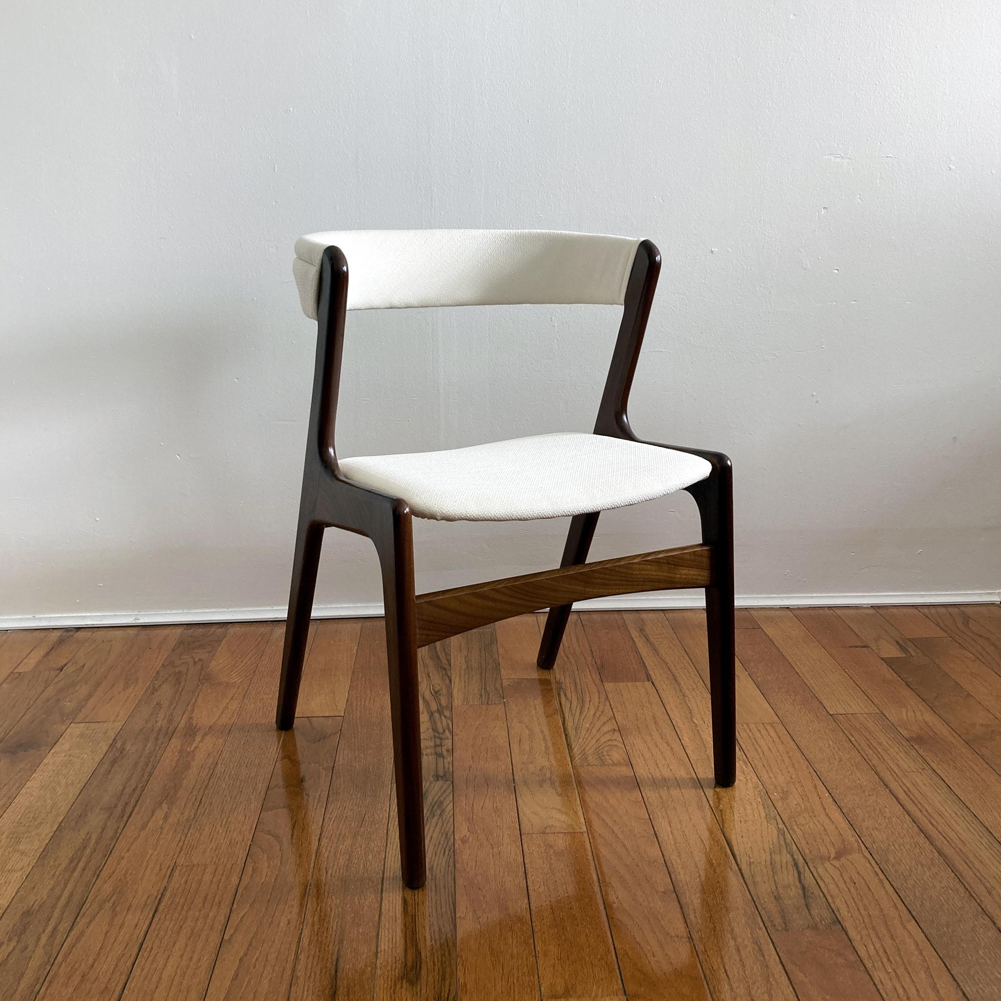 Schöner Stuhl aus der Mitte des Jahrhunderts, Kai Kristiansens ikonische Silhouette eines Stuhls mit gebogener Rückenlehne. Gestell aus Teakholz, Sitzfläche und geschwungene Rückenlehne mit elfenbeinfarbenem Tweed neu gepolstert. Strukturell gesund,