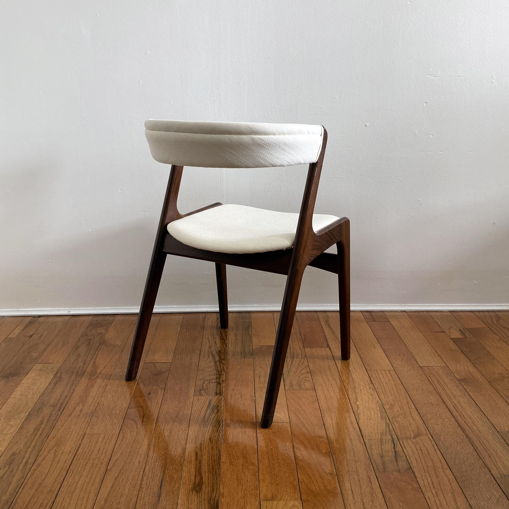 Kai Kristiansen Elfenbeinfarbener Tweed-Stuhl mit gebogener Rückenlehne aus Teakholz, Dänemark, 1960er Jahre (Dänisch) im Angebot