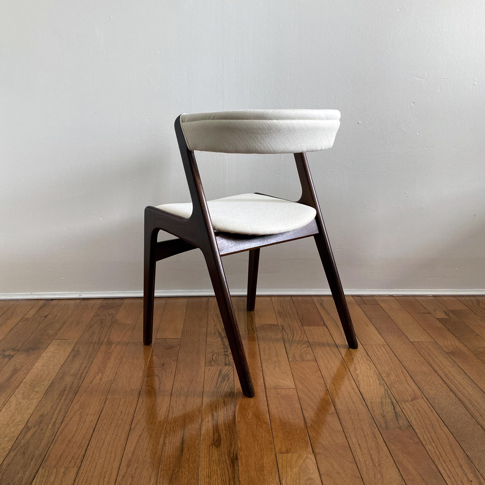 Kai Kristiansen Elfenbeinfarbener Tweed-Stuhl mit gebogener Rückenlehne aus Teakholz, Dänemark, 1960er Jahre im Zustand „Gut“ im Angebot in New York, NY