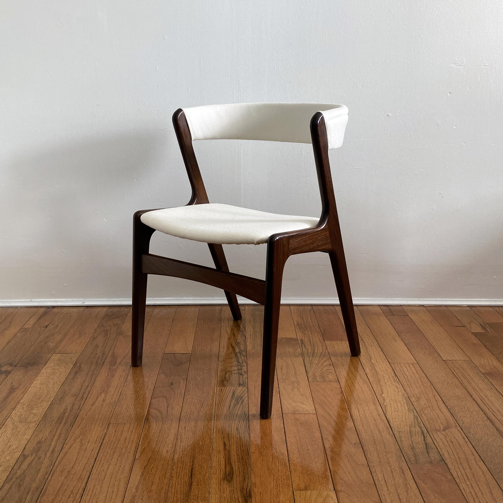 Kai Kristiansen Elfenbeinfarbener Tweed-Stuhl mit gebogener Rückenlehne aus Teakholz, Dänemark, 1960er Jahre (Mitte des 20. Jahrhunderts) im Angebot