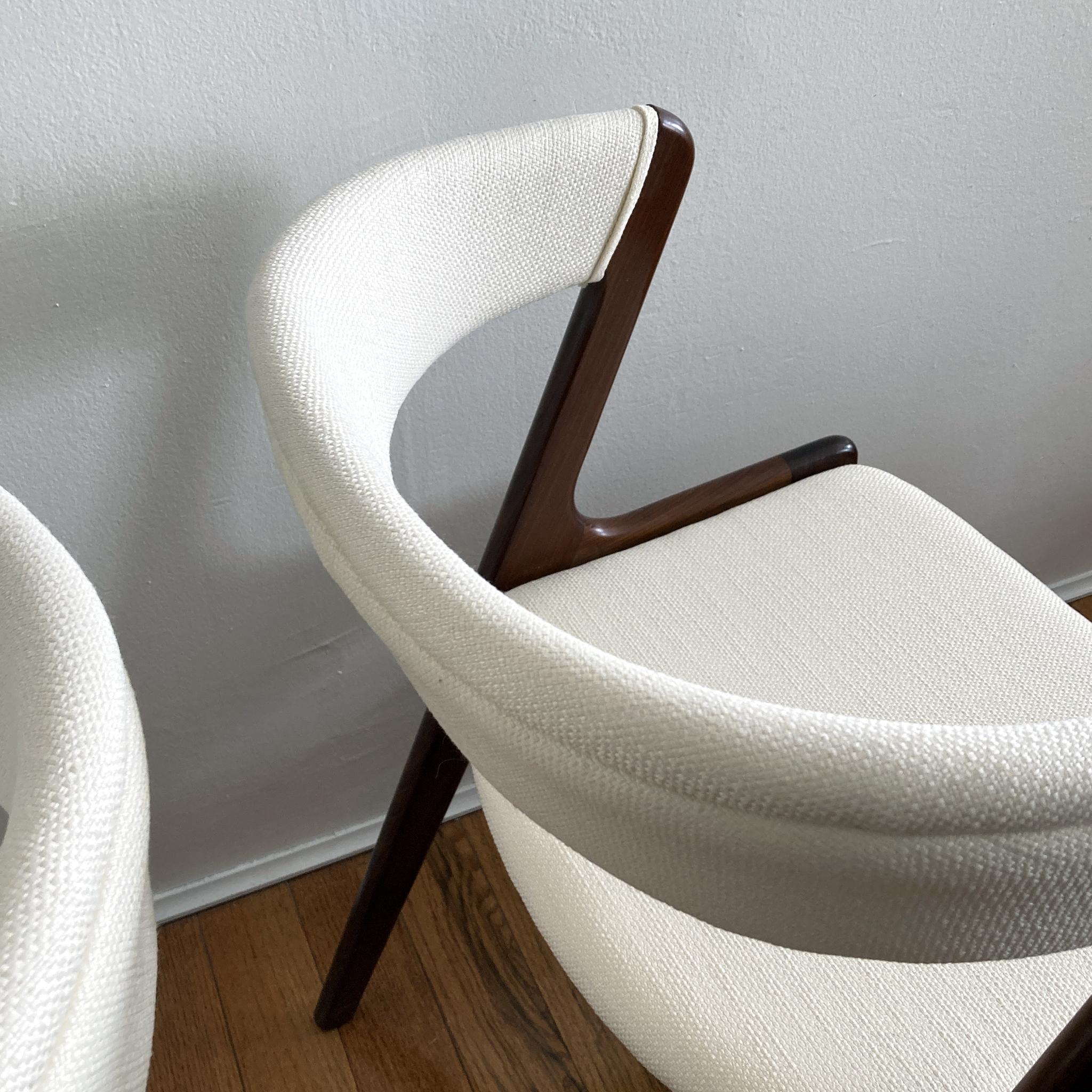 Paire de chaises danoises Kai Kristiansen en tweed ivoire à dossier incurvé en teck, années 1960 en vente 5