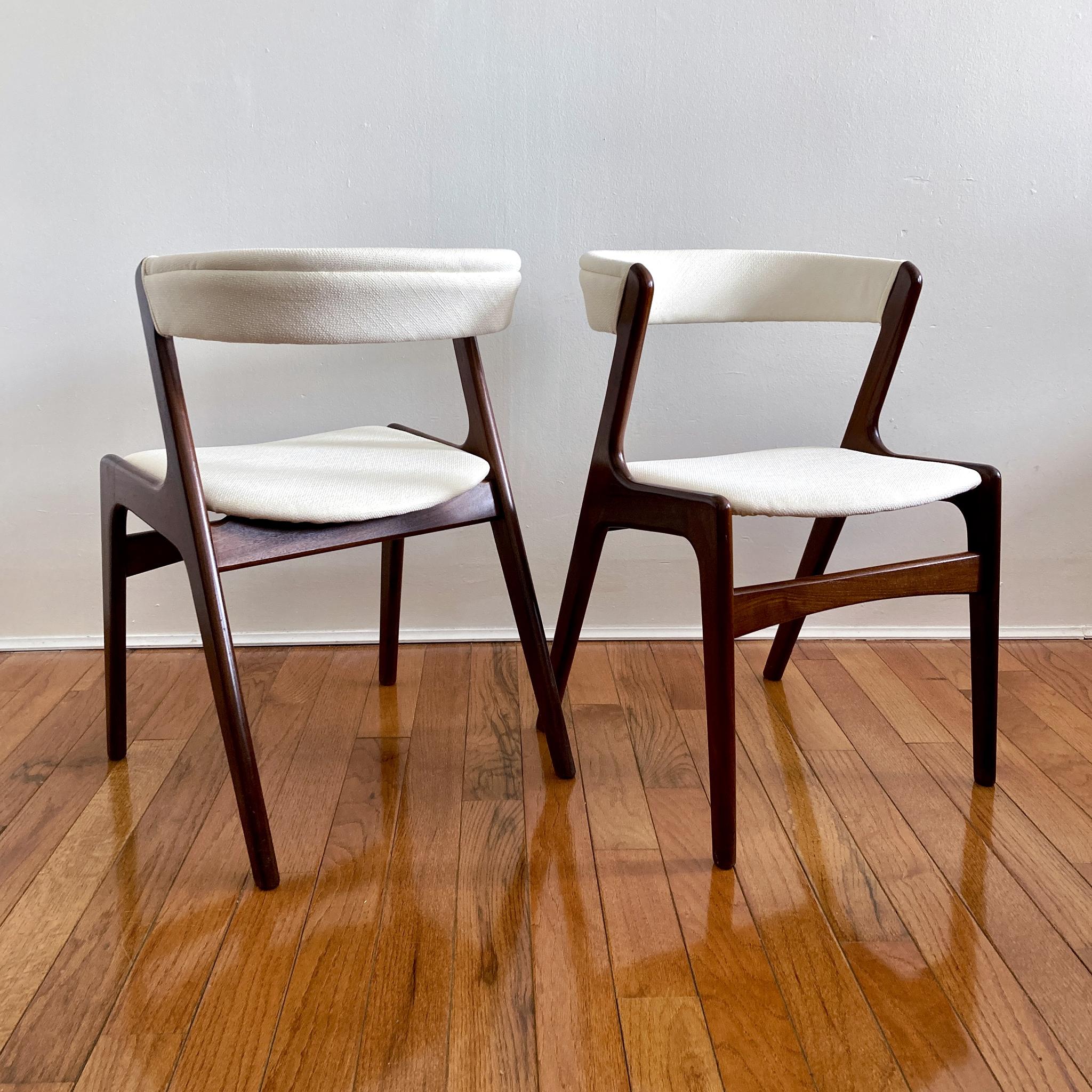 Set mit zwei schönen Stühlen aus der Jahrhundertmitte, Kai Kristiansens ikonischer Stuhl mit geschwungener Rückenlehne Silhouette. Gestell aus Teakholz, Sitz und geschwungene Rückenlehne mit elfenbeinfarbenem Tweed neu gepolstert. Strukturell