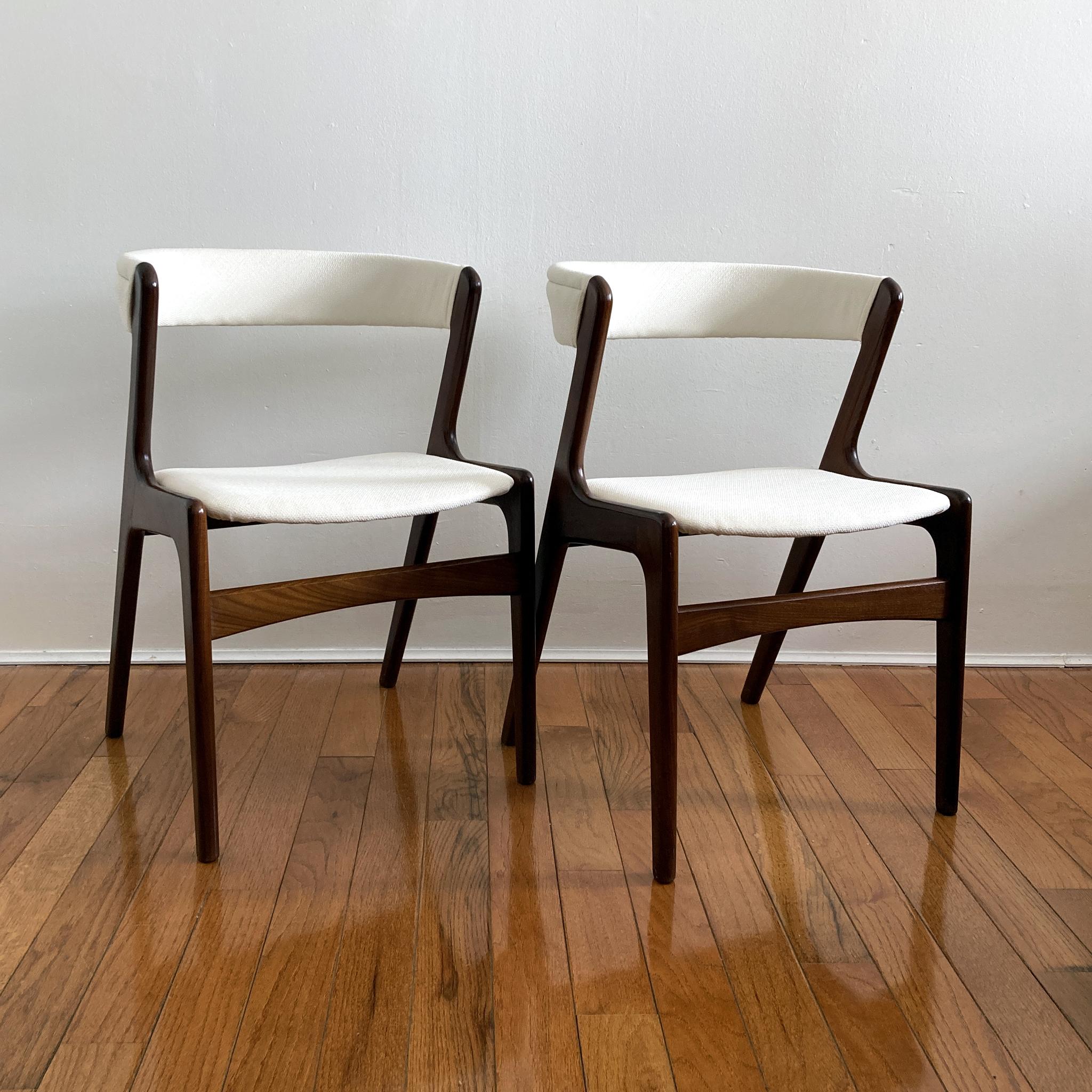 Mid-Century Modern Paire de chaises danoises Kai Kristiansen en tweed ivoire à dossier incurvé en teck, années 1960 en vente